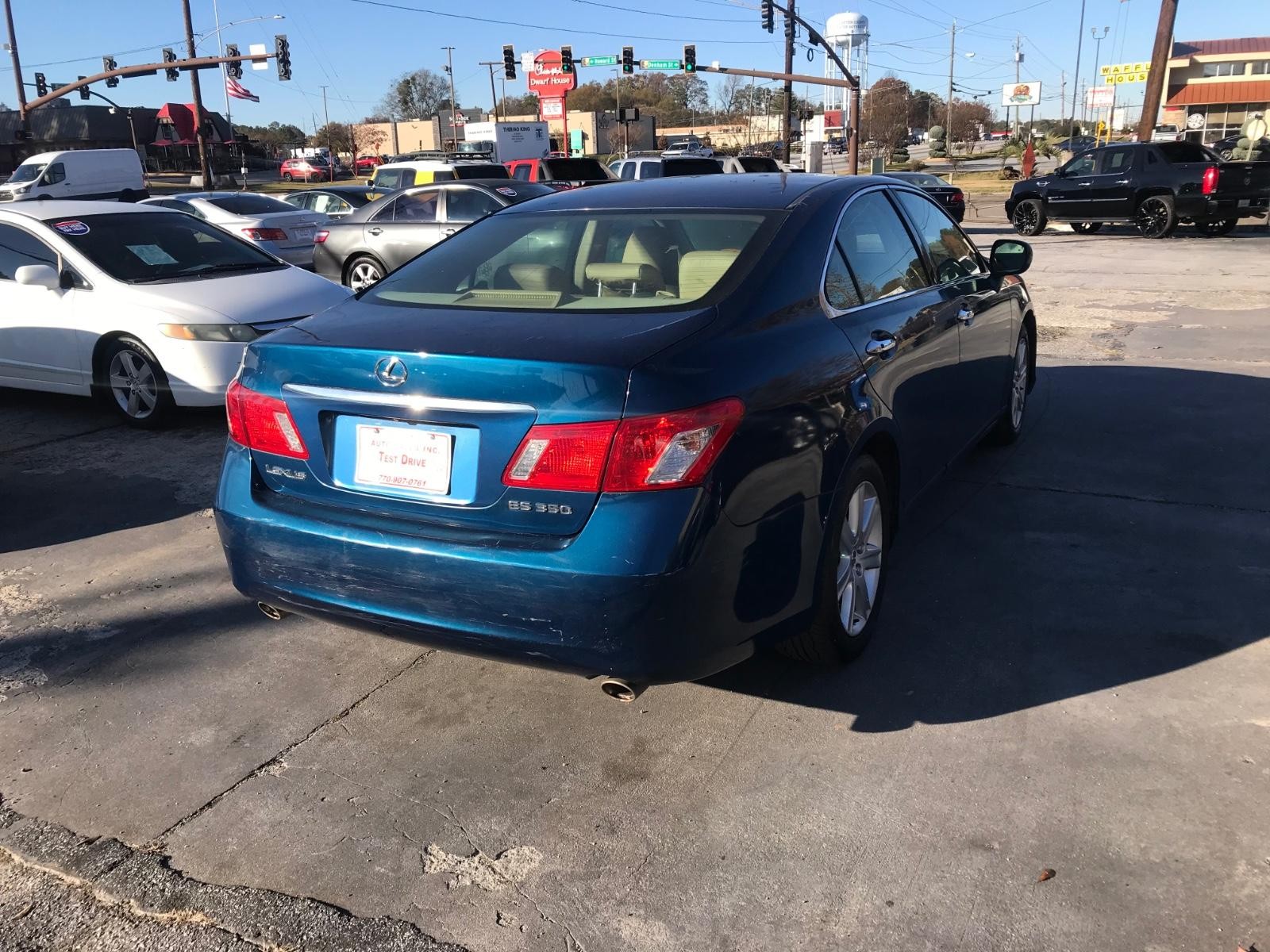 Lexus ES 350 Vehicle Full-screen Gallery Image 4