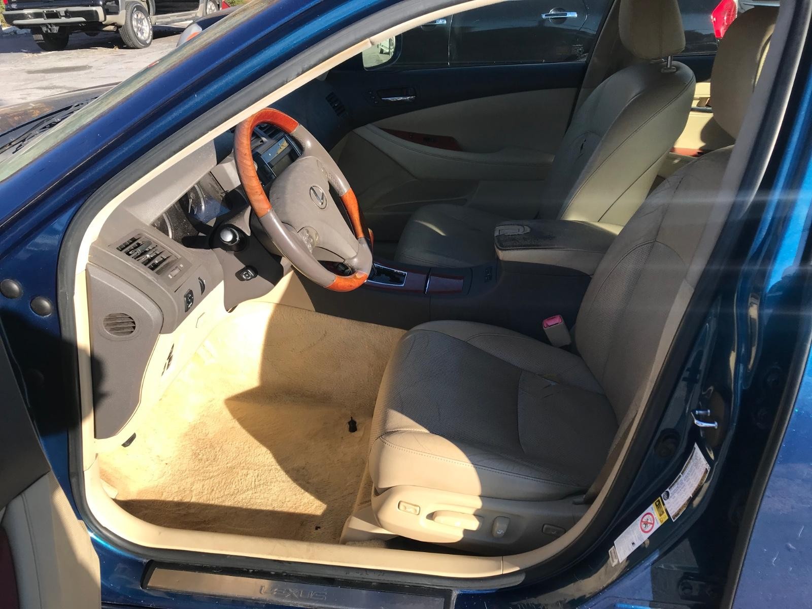 Lexus ES 350 Vehicle Full-screen Gallery Image 8