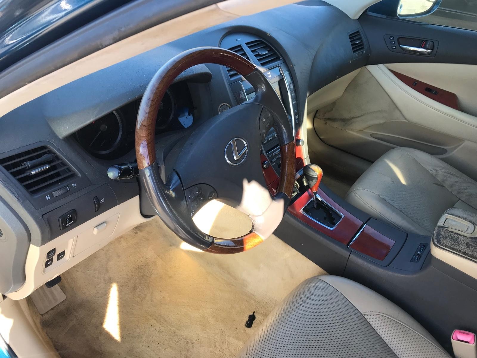 Lexus ES 350 Vehicle Full-screen Gallery Image 9