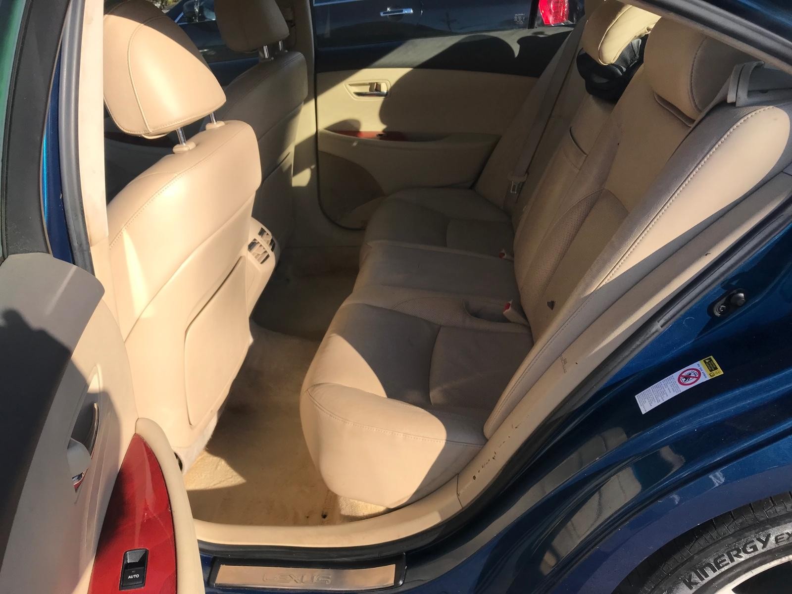 Lexus ES 350 Vehicle Full-screen Gallery Image 10