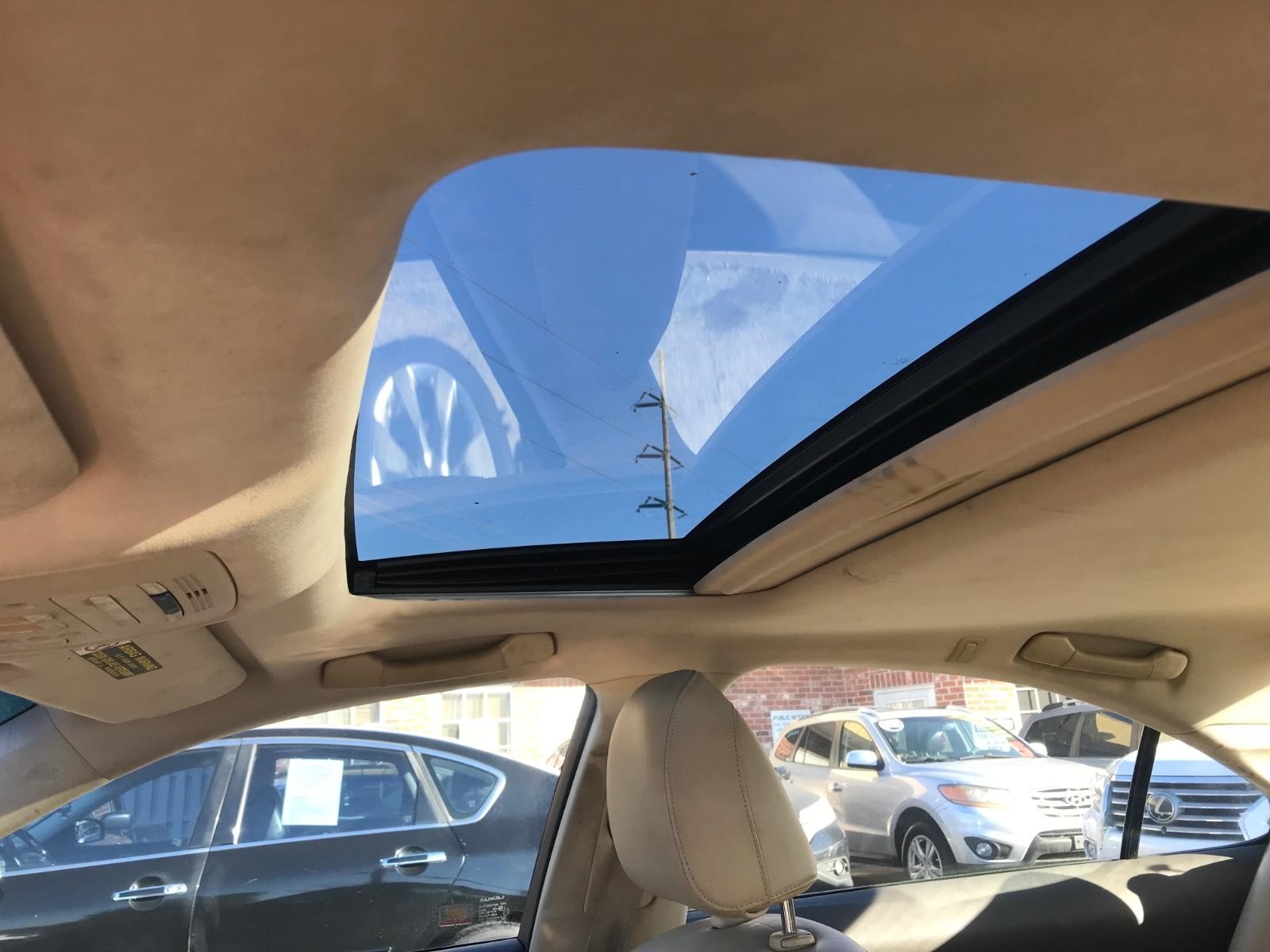 Lexus ES 350 Vehicle Full-screen Gallery Image 11