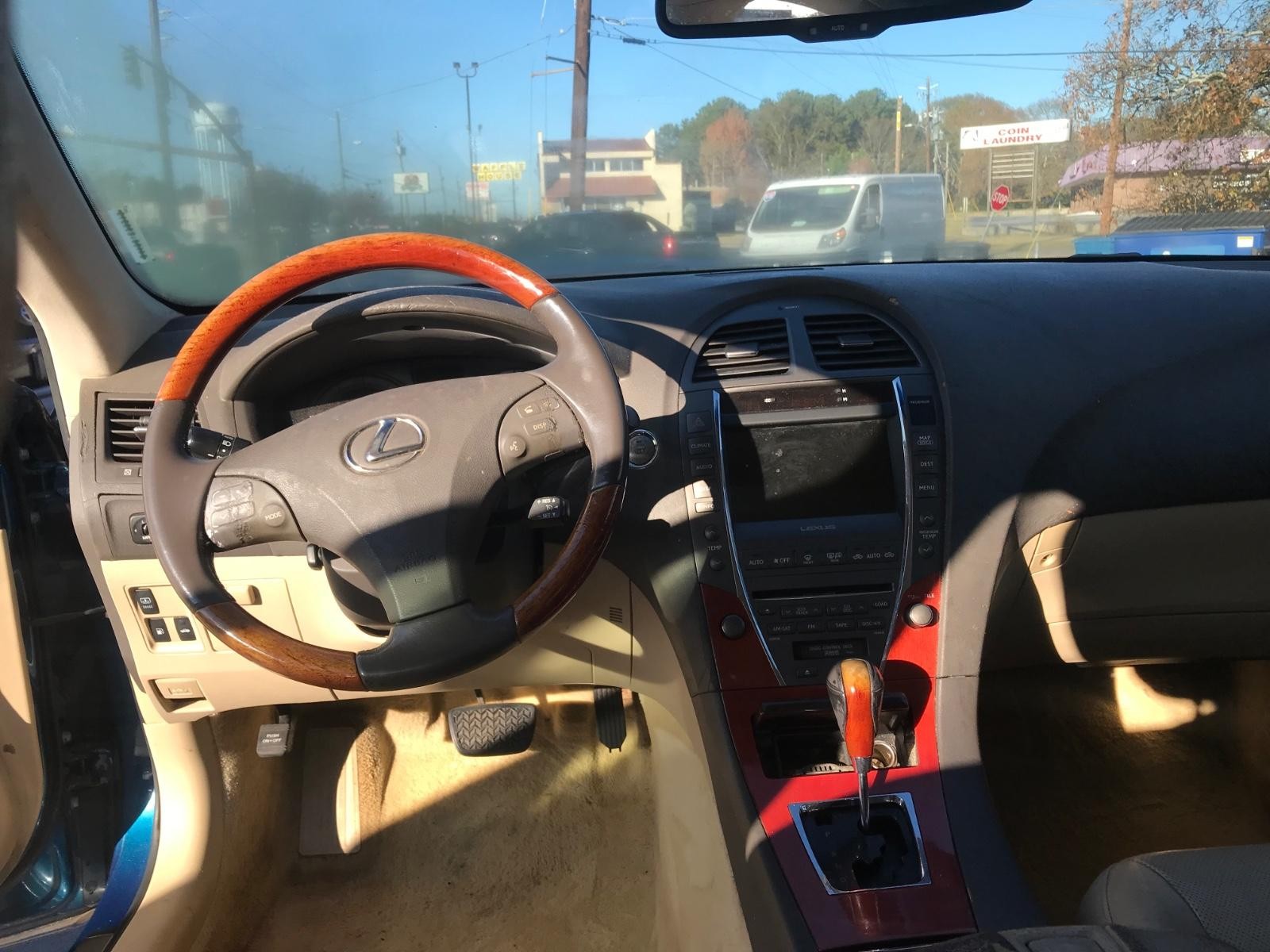 Lexus ES 350 Vehicle Full-screen Gallery Image 14