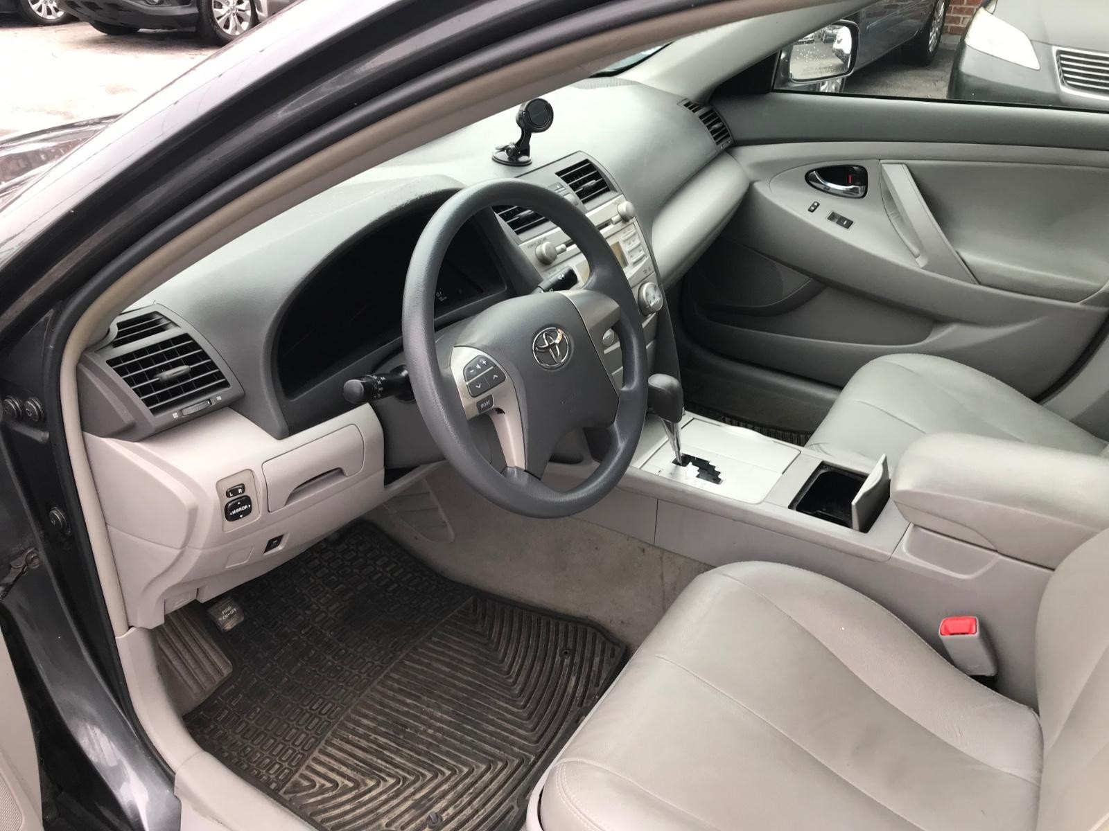 2010 Toyota Camry LE photo 7