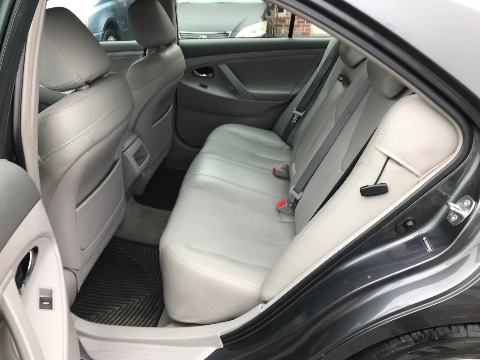 2010 Toyota Camry LE photo 8