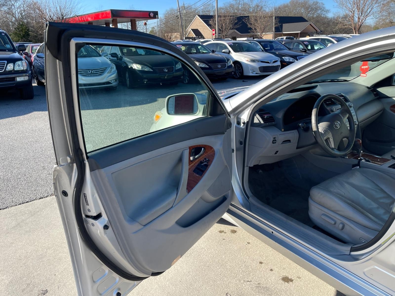 2010 Toyota Camry XLE photo 5