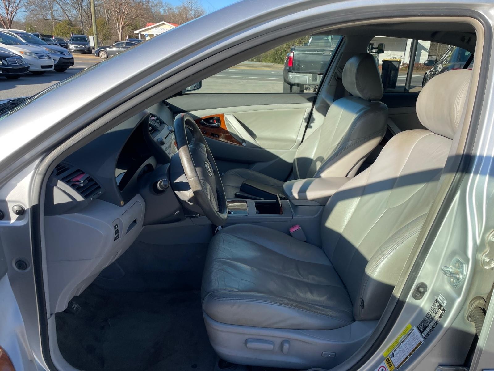 2010 Toyota Camry XLE photo 6