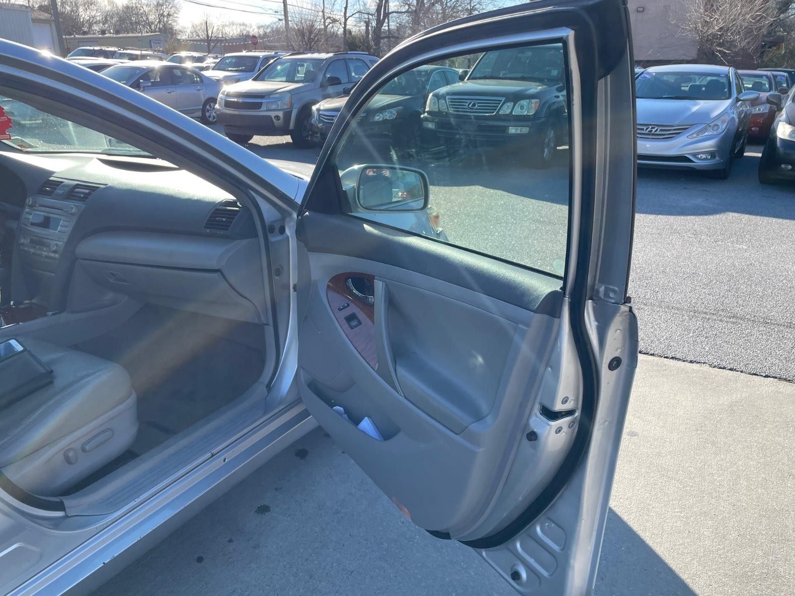 2010 Toyota Camry XLE photo 7