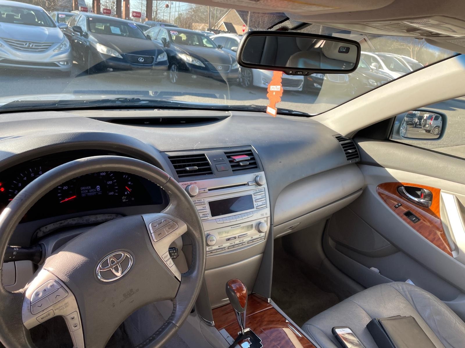 2010 Toyota Camry XLE photo 8