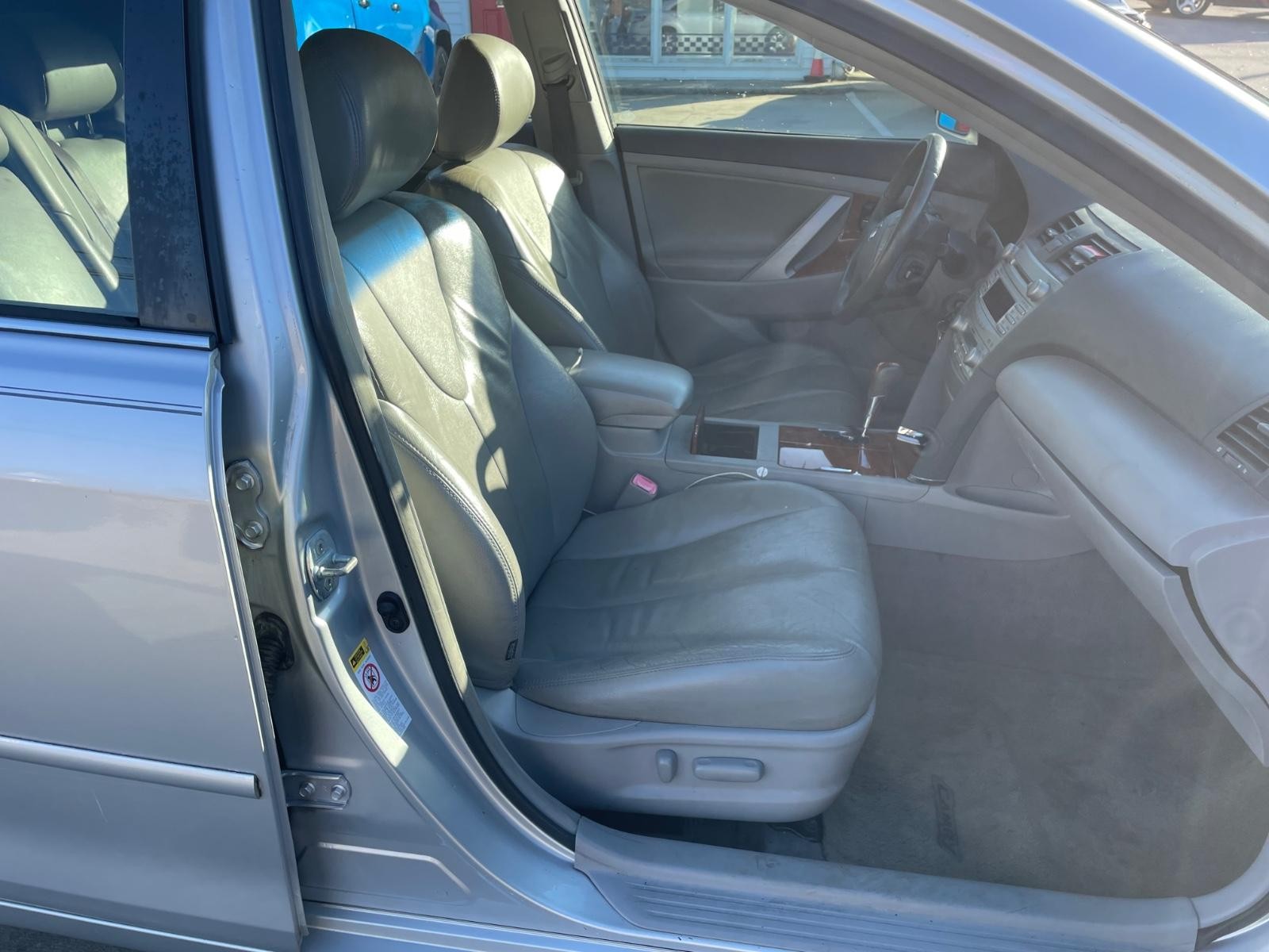 2010 Toyota Camry XLE photo 9