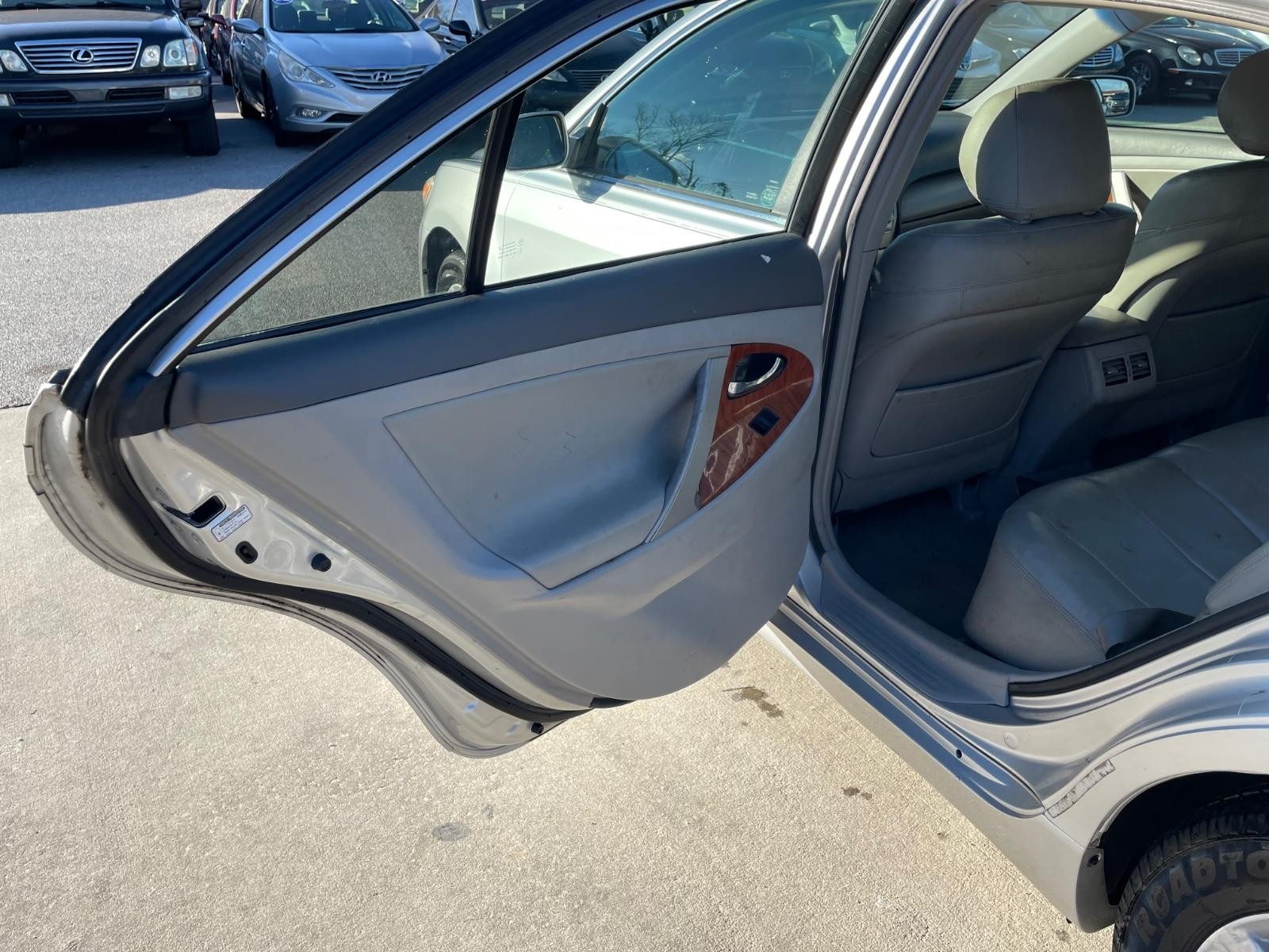 2010 Toyota Camry XLE photo 13
