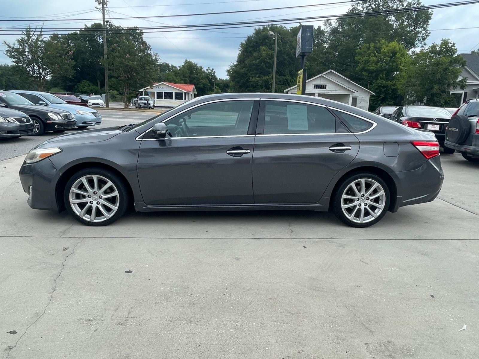 Toyota Avalon Vehicle Full-screen Gallery Image 3