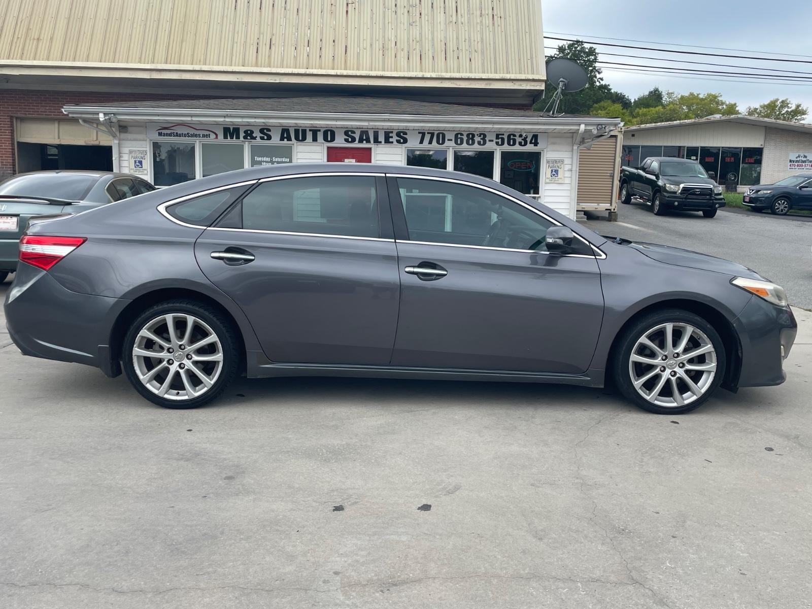 Toyota Avalon Vehicle Full-screen Gallery Image 6