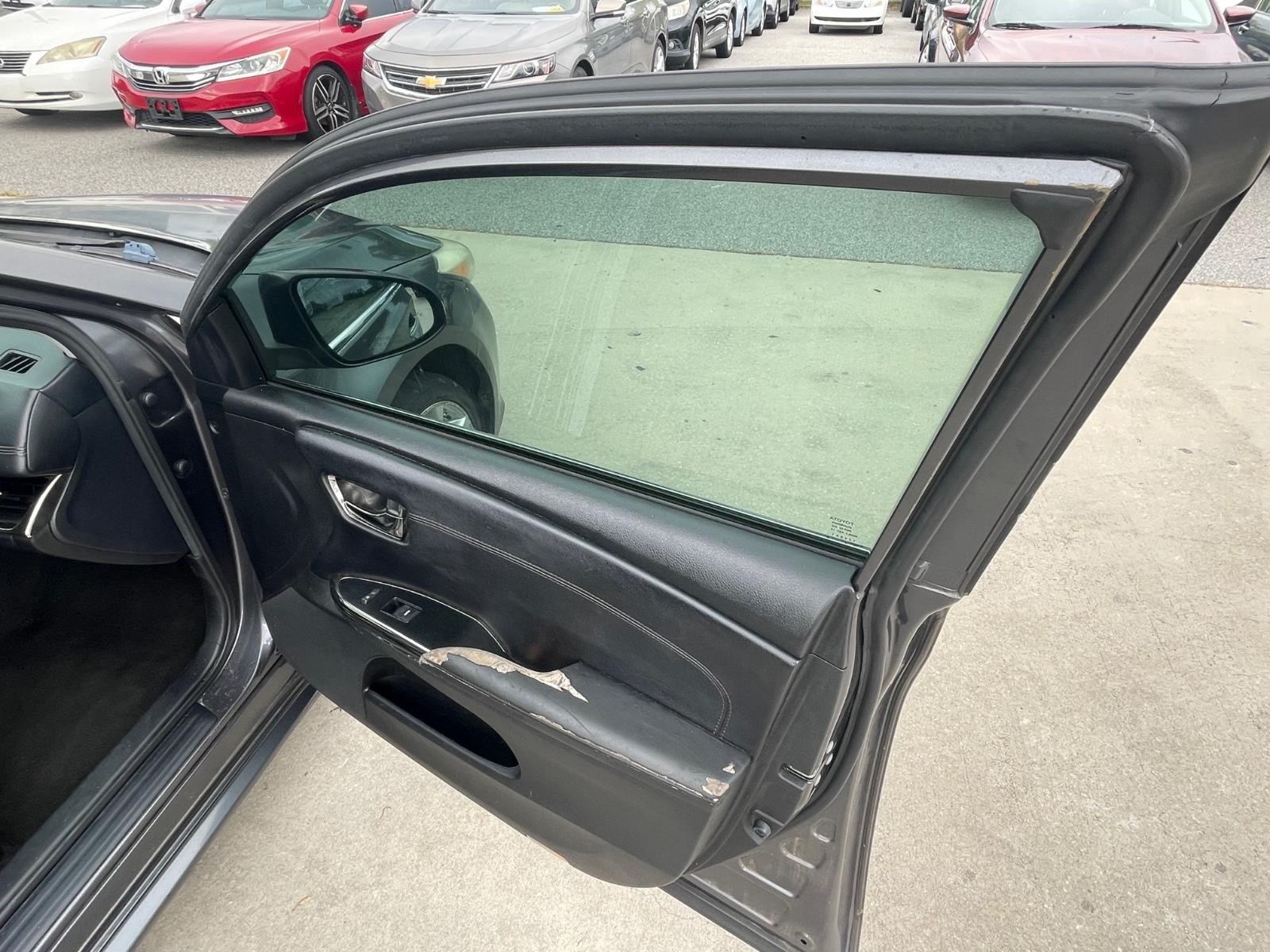 Toyota Avalon Vehicle Full-screen Gallery Image 7