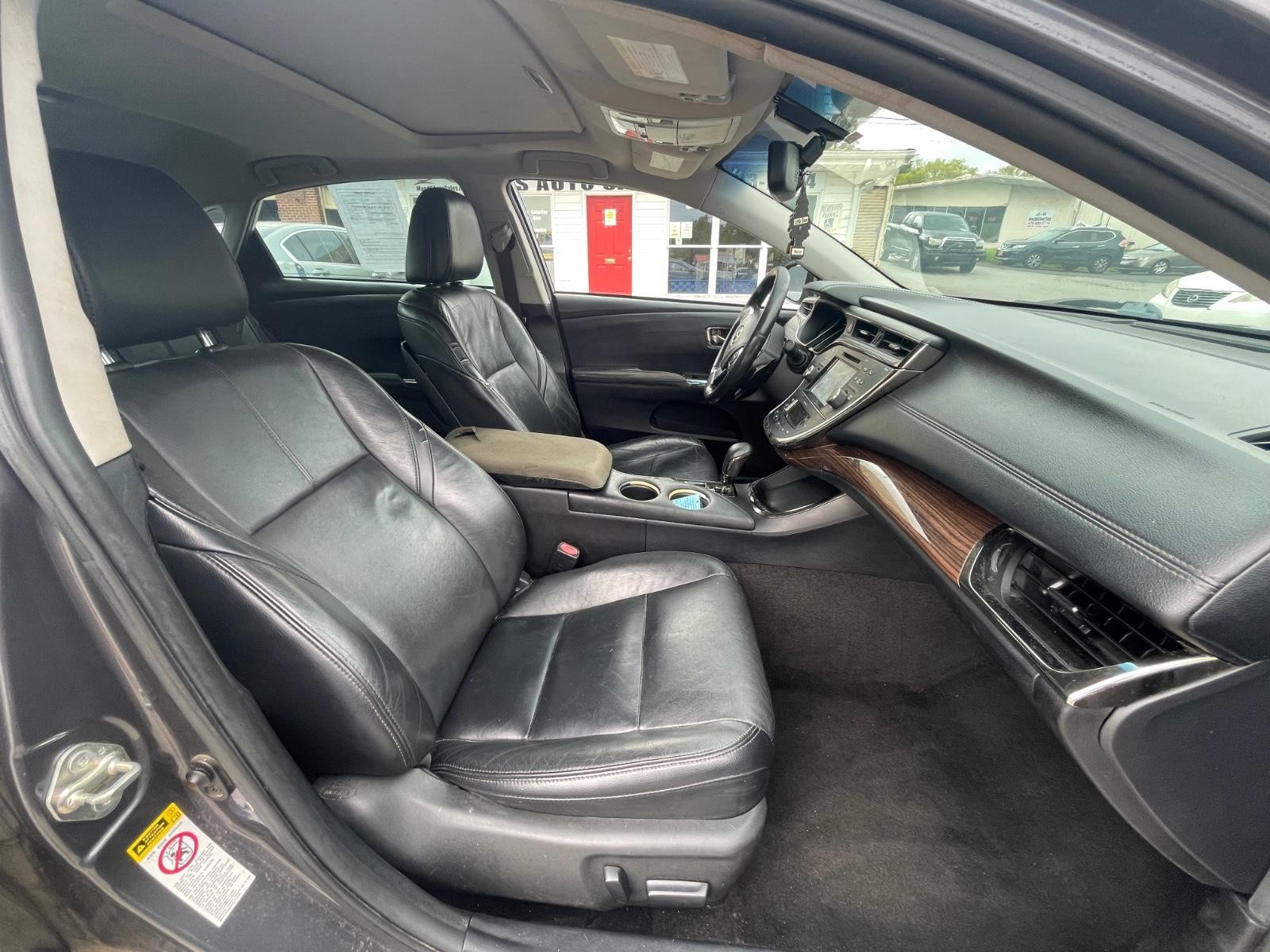 Toyota Avalon Vehicle Full-screen Gallery Image 8