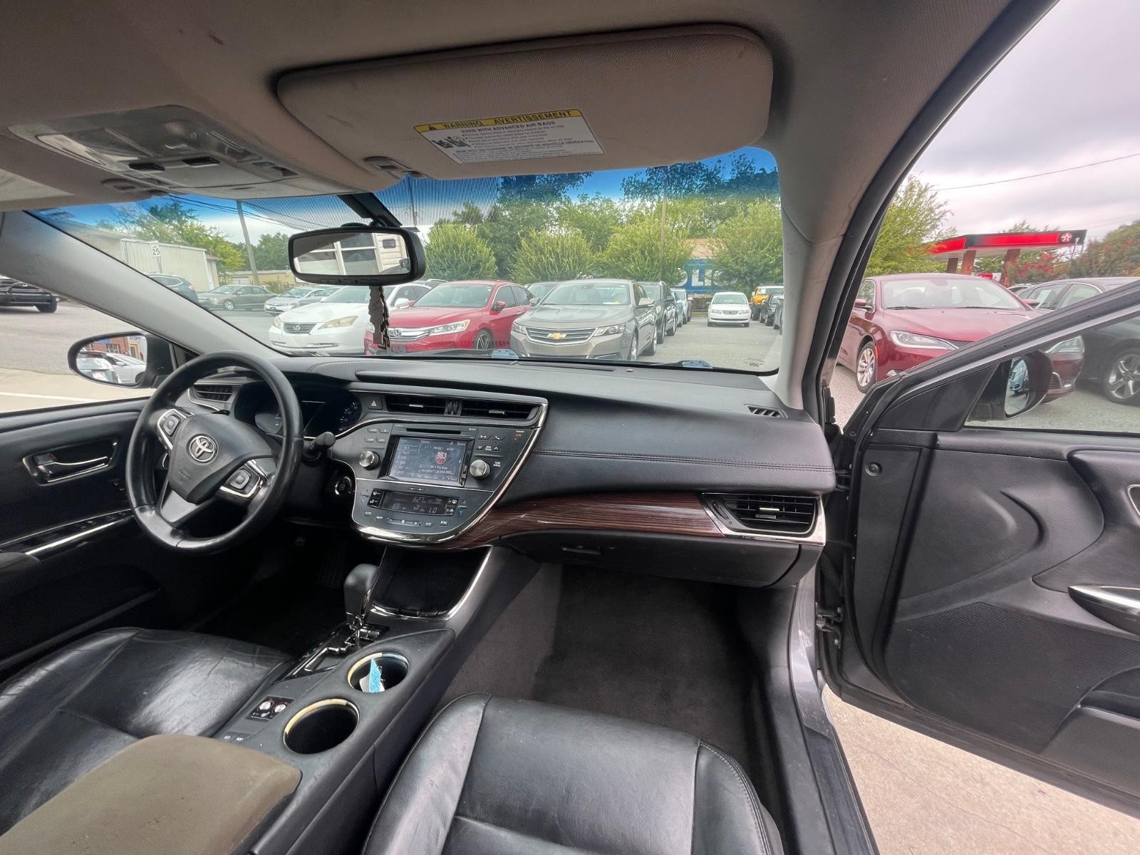 Toyota Avalon Vehicle Full-screen Gallery Image 9