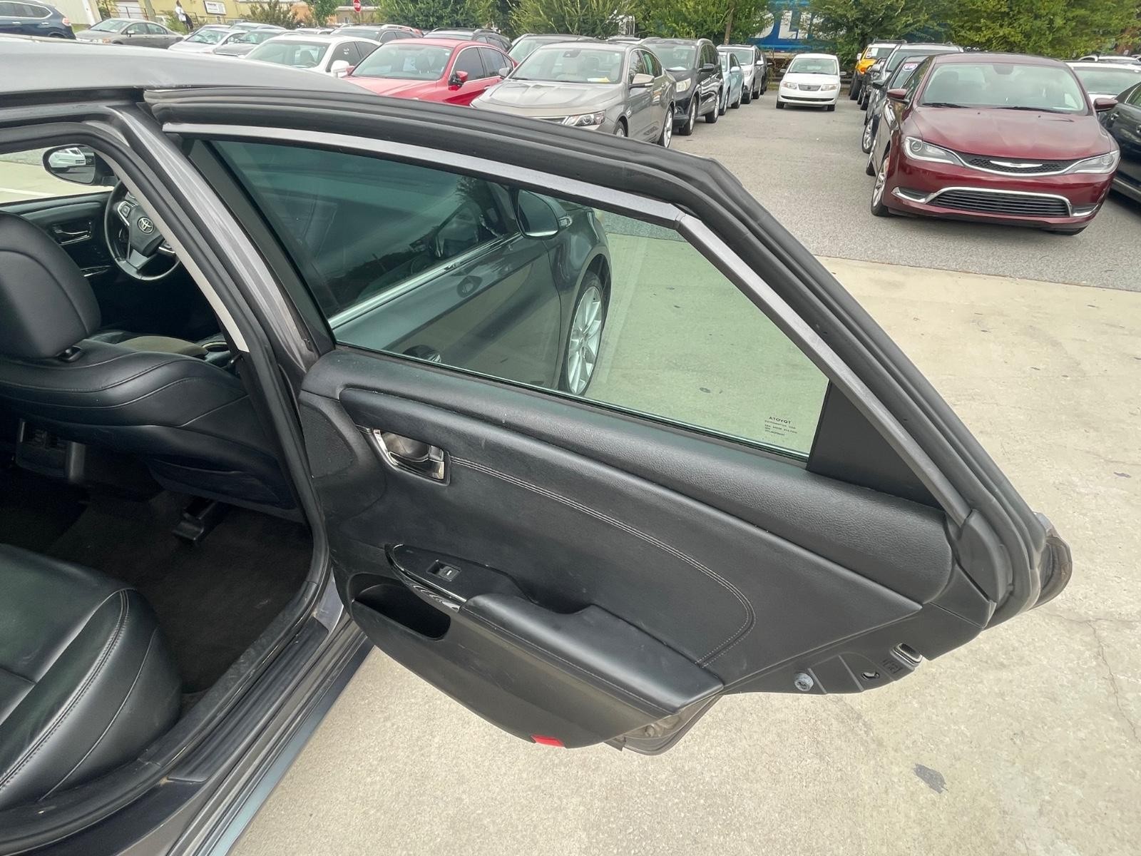 Toyota Avalon Vehicle Full-screen Gallery Image 11