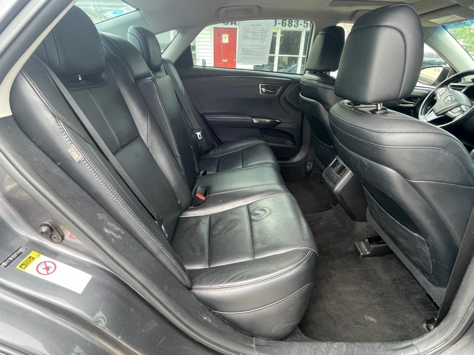 Toyota Avalon Vehicle Full-screen Gallery Image 12