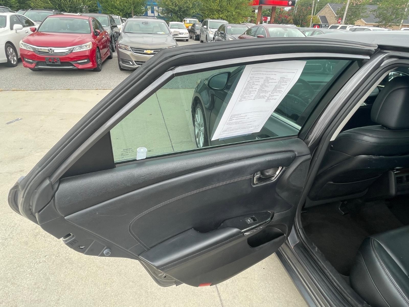 Toyota Avalon Vehicle Full-screen Gallery Image 13