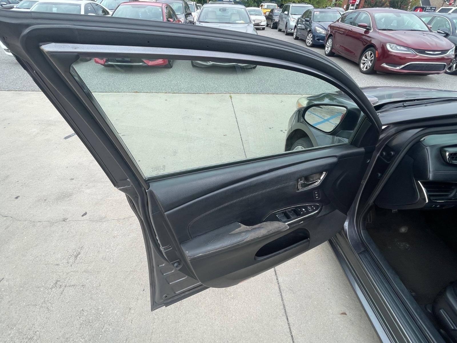 Toyota Avalon Vehicle Full-screen Gallery Image 16