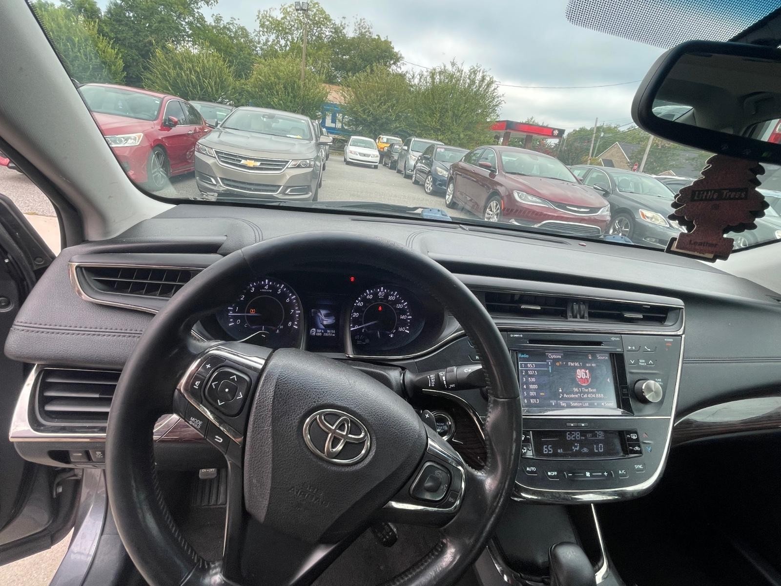 Toyota Avalon Vehicle Full-screen Gallery Image 18