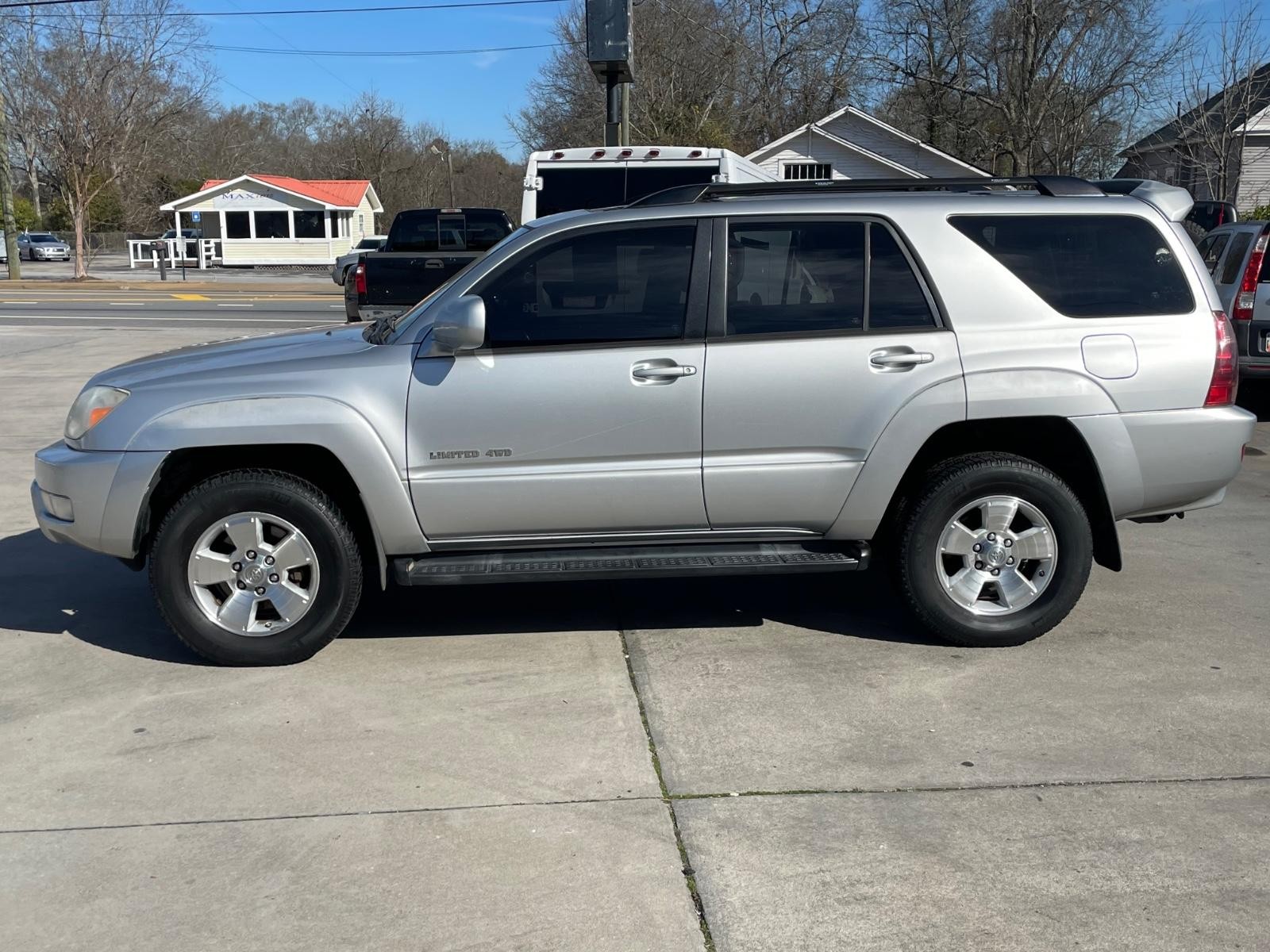 Toyota 4Runner Vehicle Full-screen Gallery Image 3