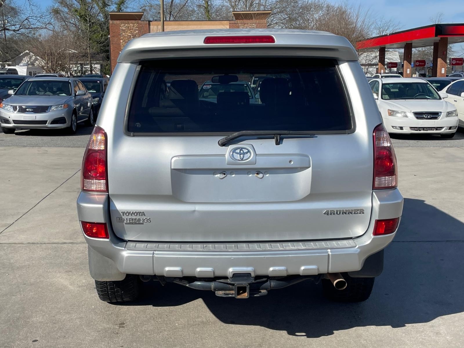 Toyota 4Runner Vehicle Full-screen Gallery Image 4