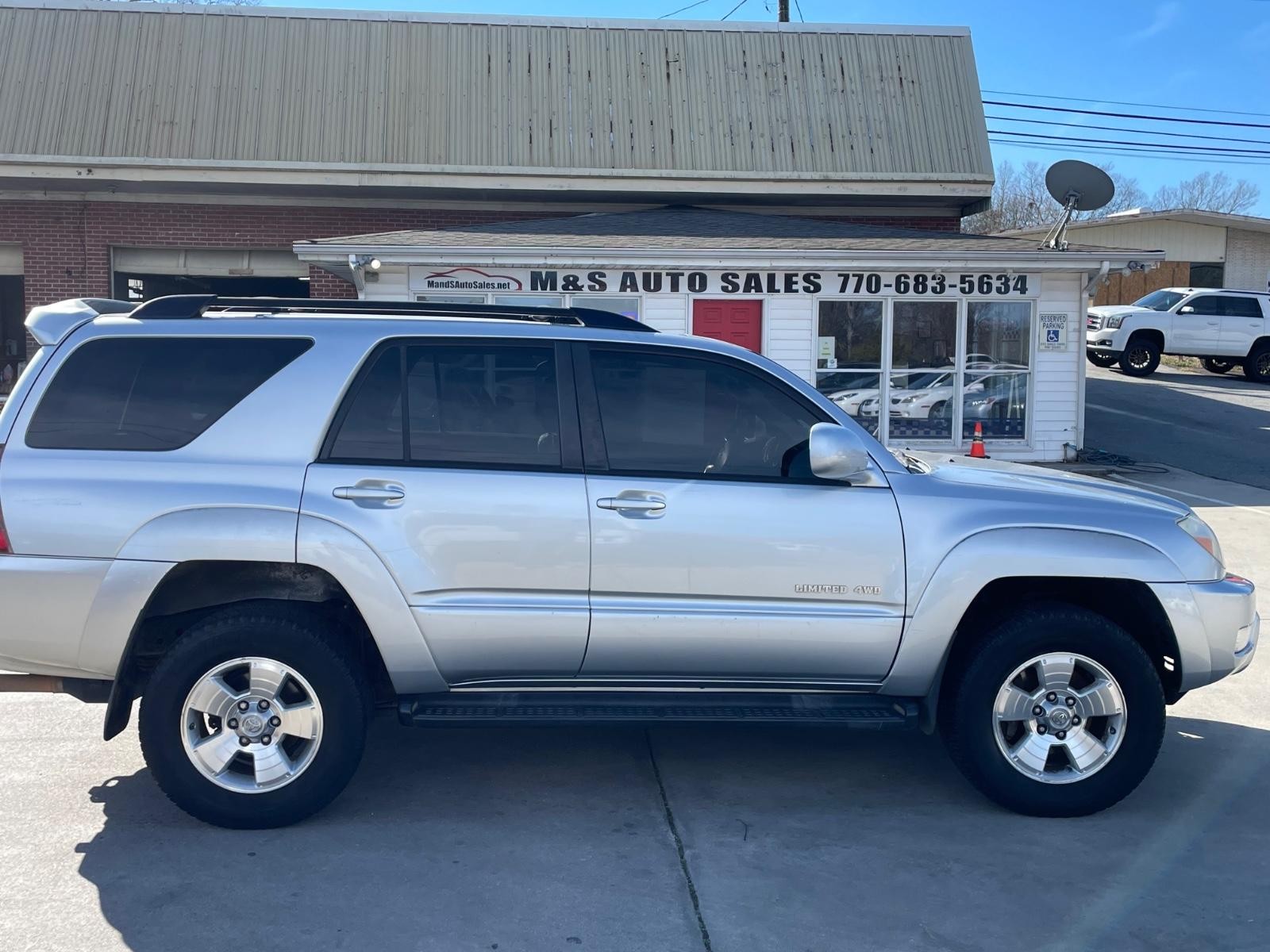 Toyota 4Runner Vehicle Full-screen Gallery Image 6
