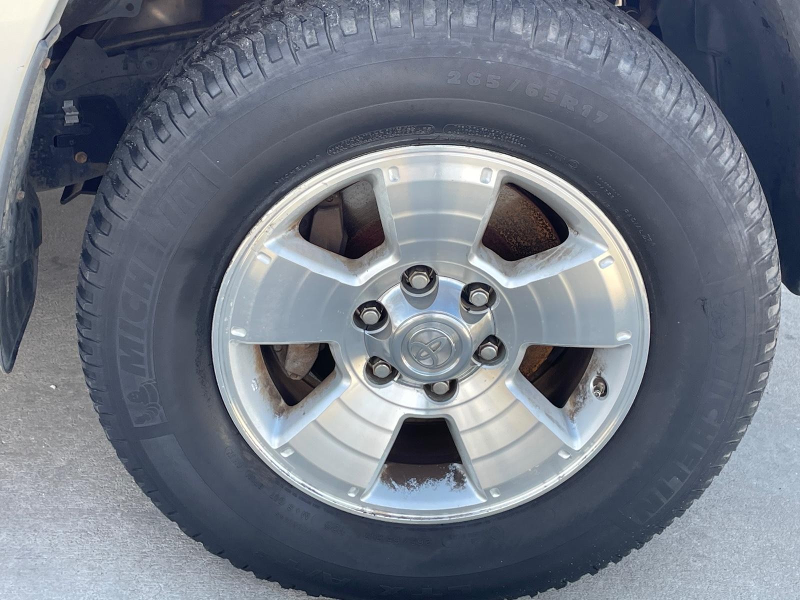 Toyota 4Runner Vehicle Full-screen Gallery Image 7