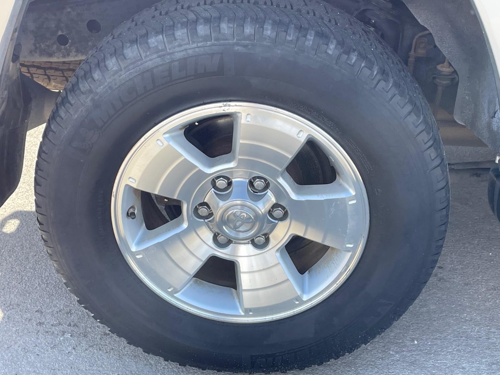 Toyota 4Runner Vehicle Full-screen Gallery Image 8