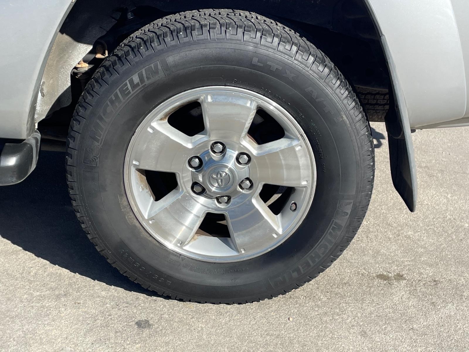 Toyota 4Runner Vehicle Full-screen Gallery Image 9