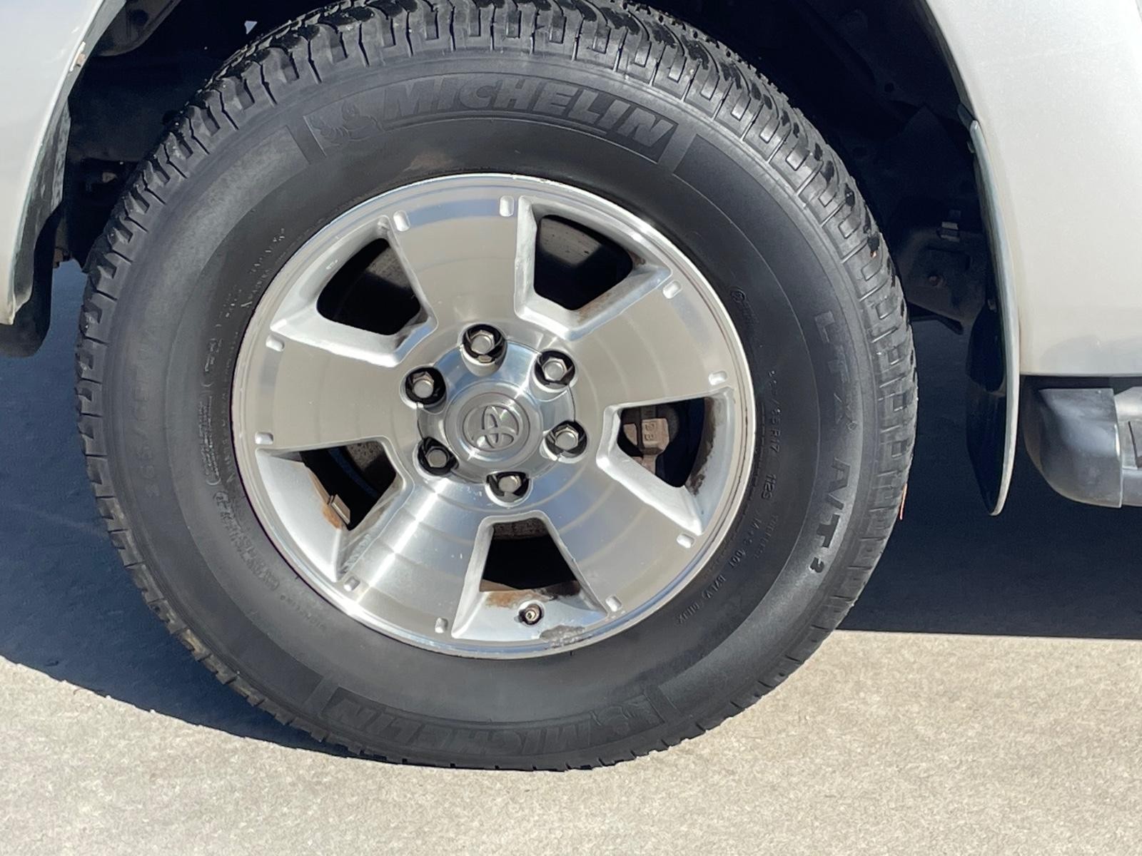 Toyota 4Runner Vehicle Full-screen Gallery Image 10
