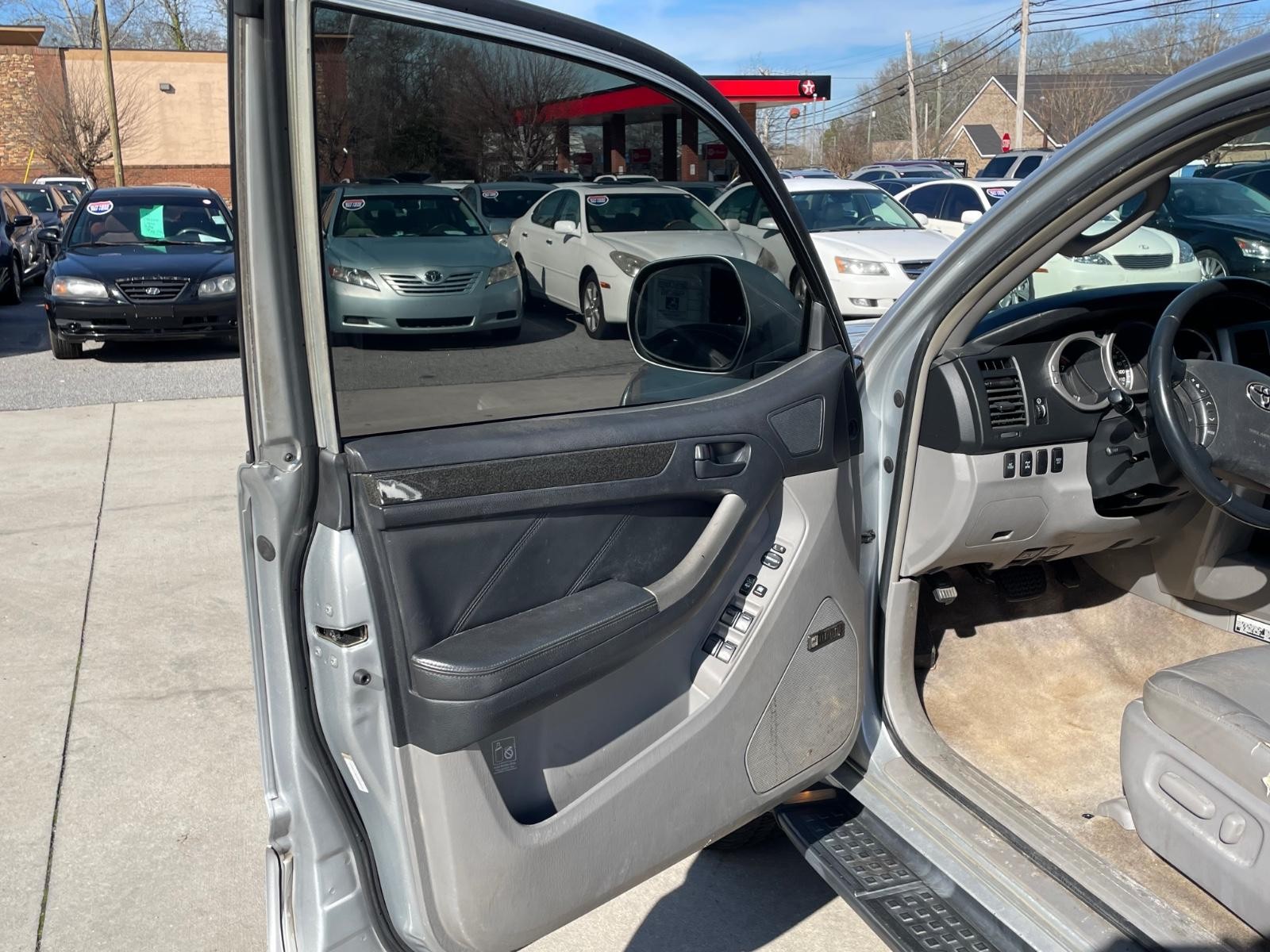 Toyota 4Runner Vehicle Full-screen Gallery Image 12