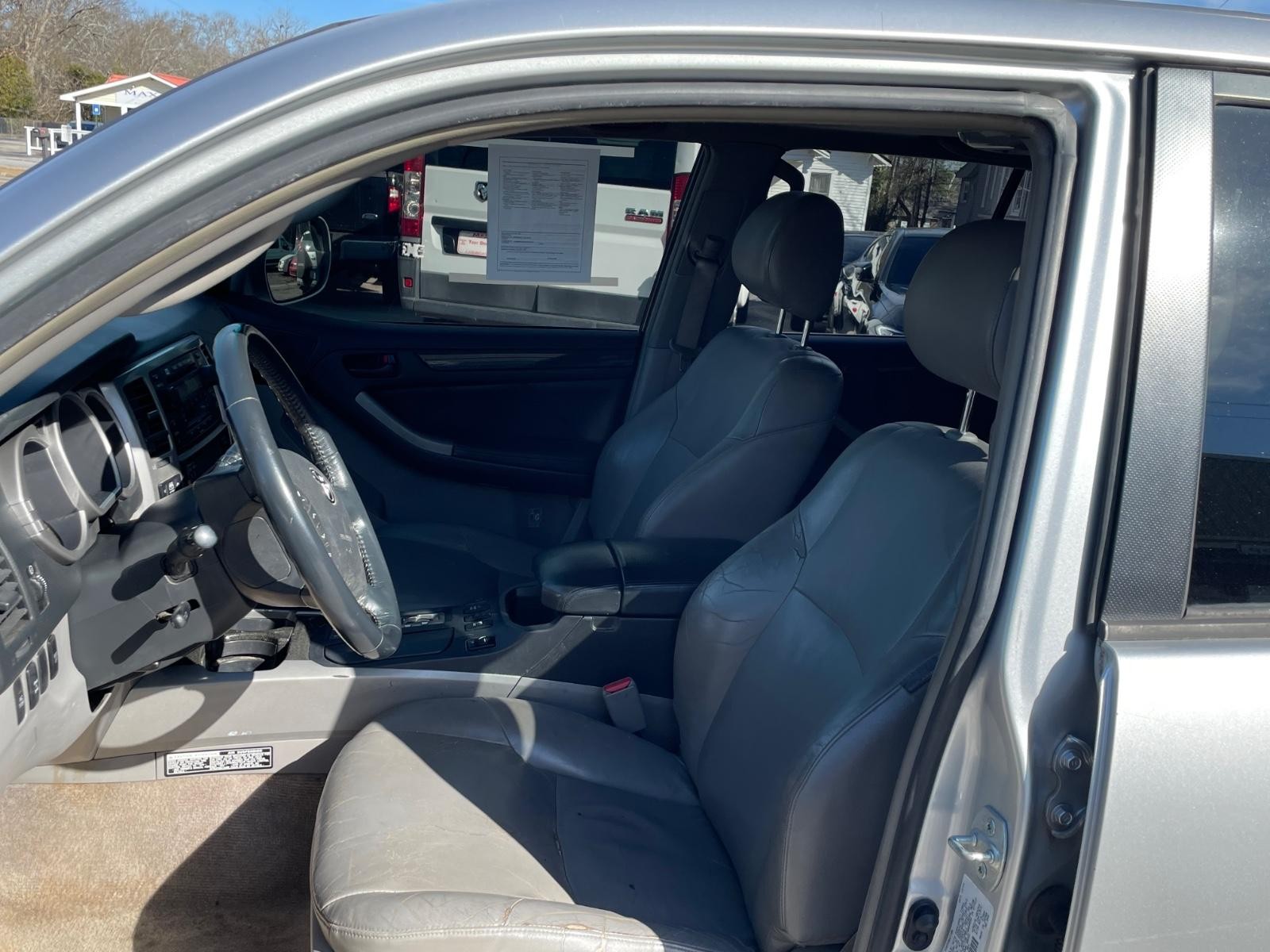 Toyota 4Runner Vehicle Full-screen Gallery Image 13