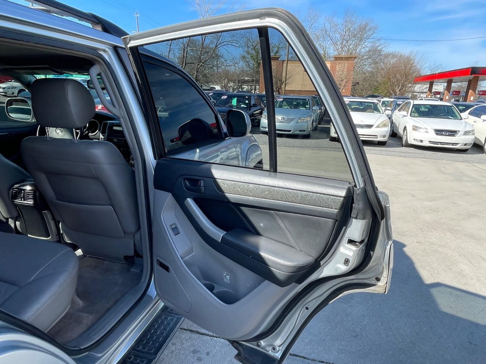 Toyota 4Runner Vehicle Full-screen Gallery Image 18