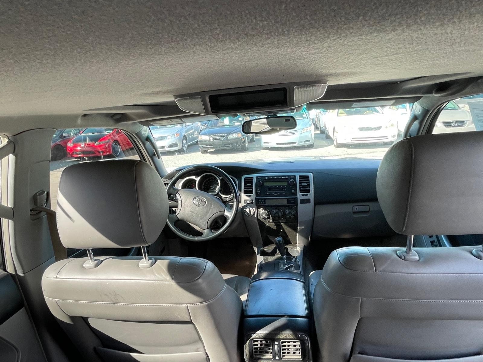 Toyota 4Runner Vehicle Full-screen Gallery Image 19