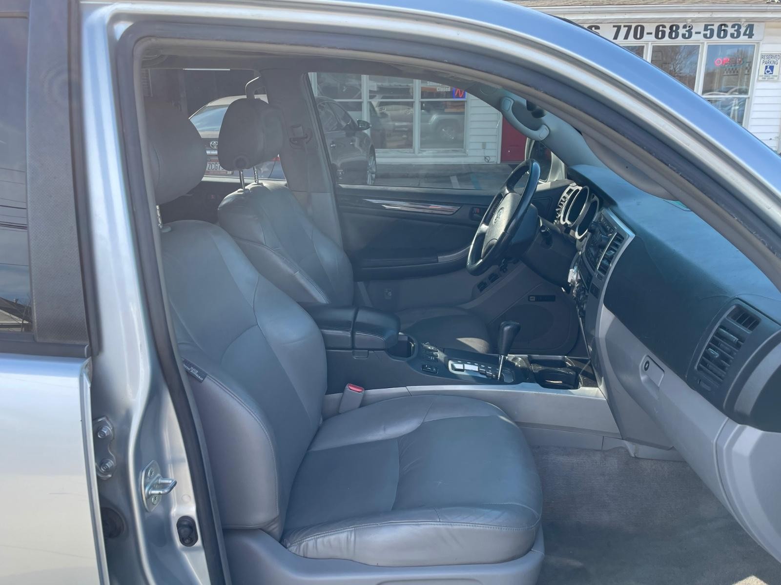 Toyota 4Runner Vehicle Full-screen Gallery Image 22
