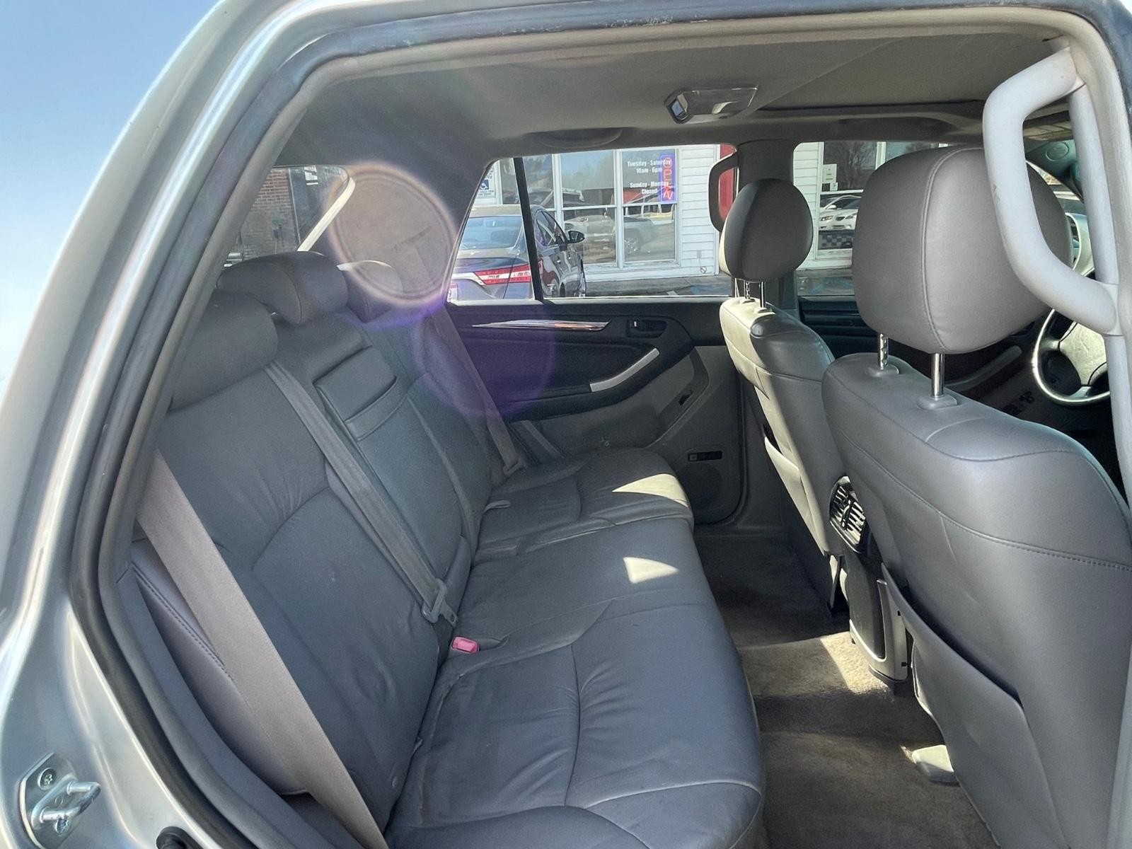 Toyota 4Runner Vehicle Full-screen Gallery Image 24