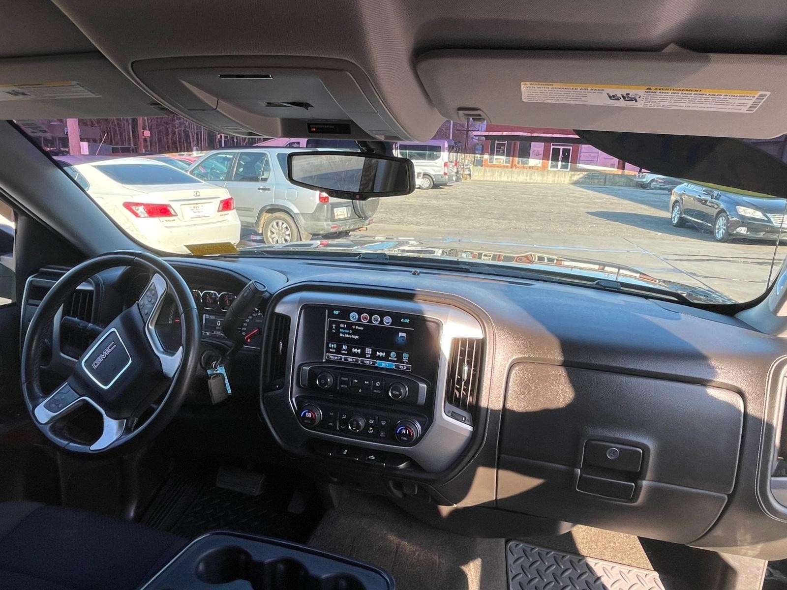 GMC Sierra 1500 Vehicle Full-screen Gallery Image 14