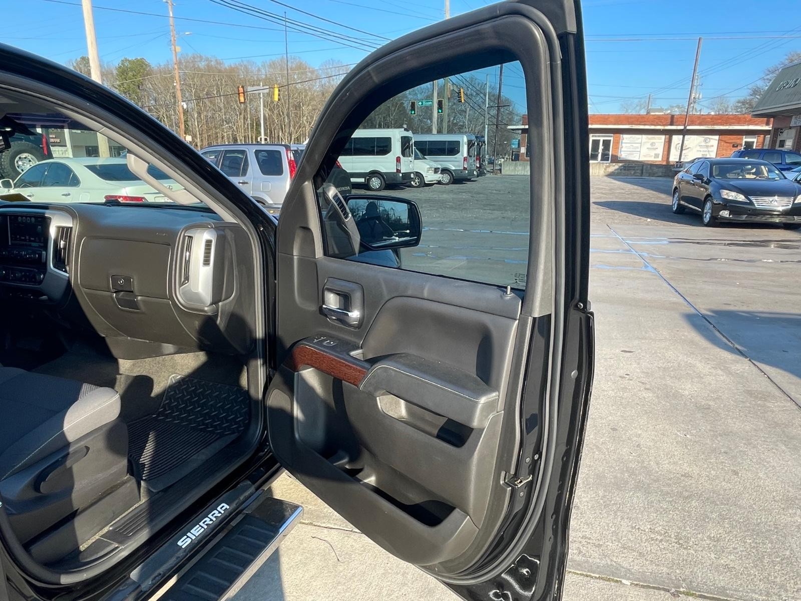 GMC Sierra 1500 Vehicle Full-screen Gallery Image 15