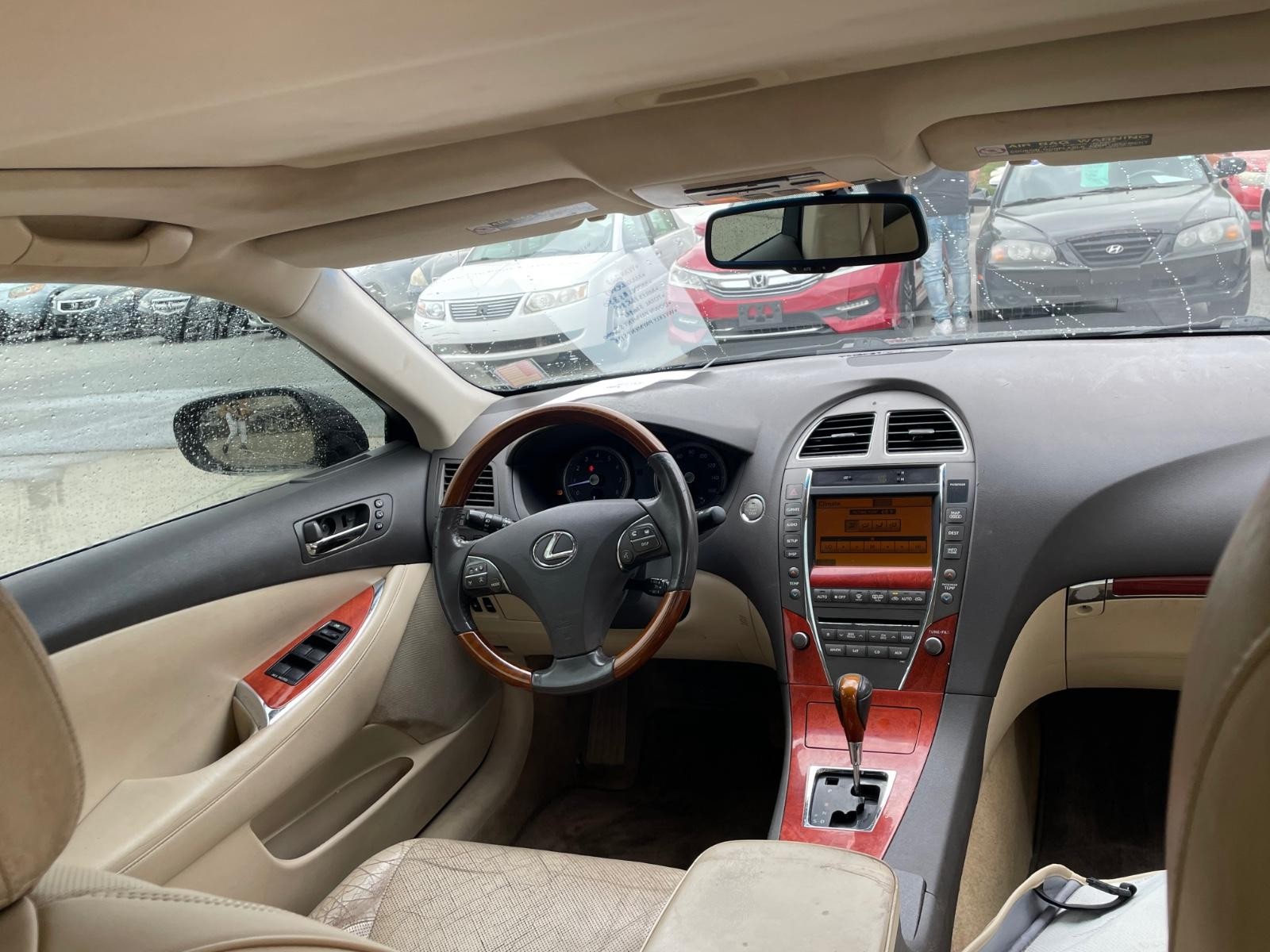 Lexus ES 350 Vehicle Full-screen Gallery Image 10