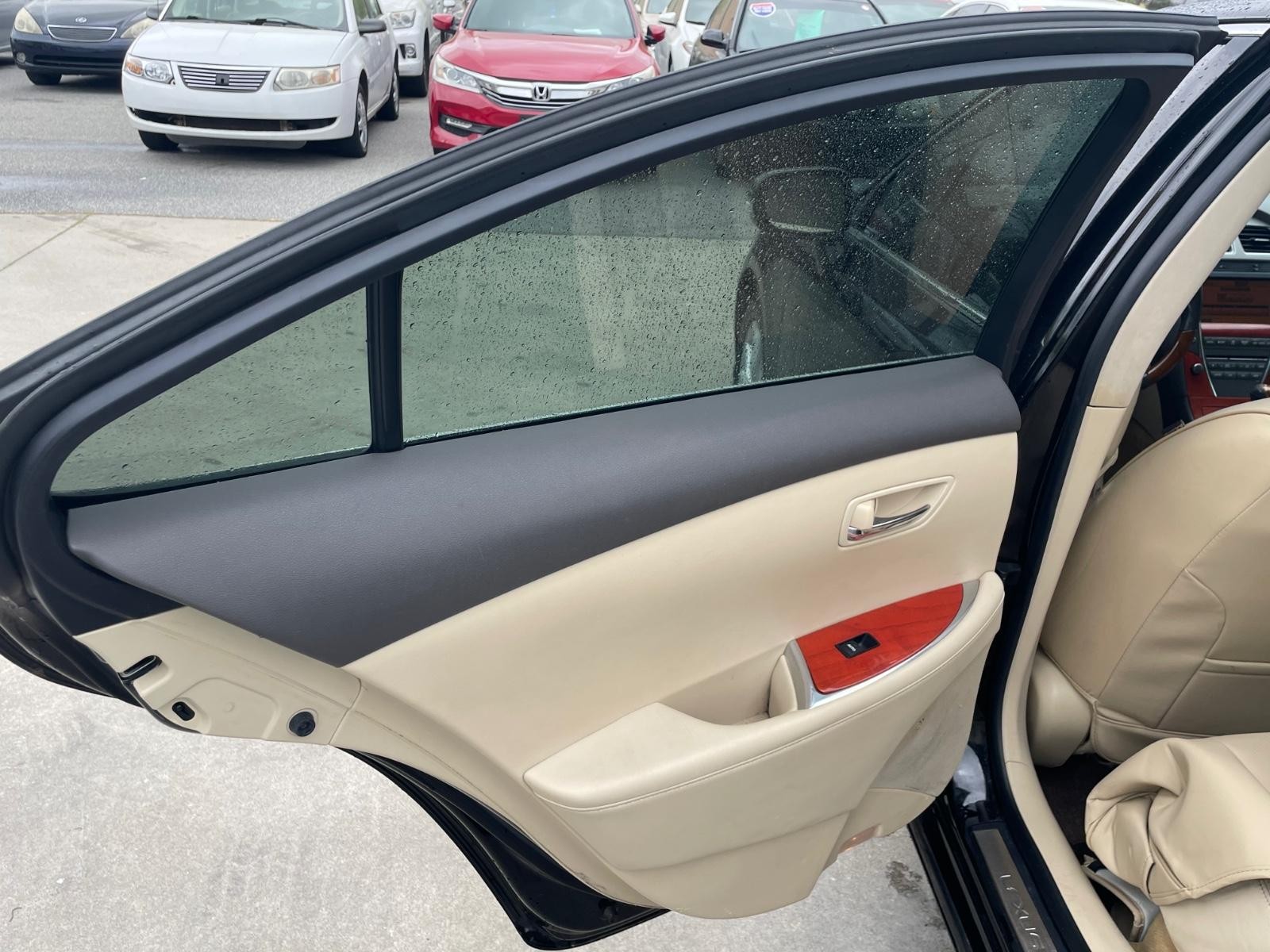 Lexus ES 350 Vehicle Full-screen Gallery Image 13