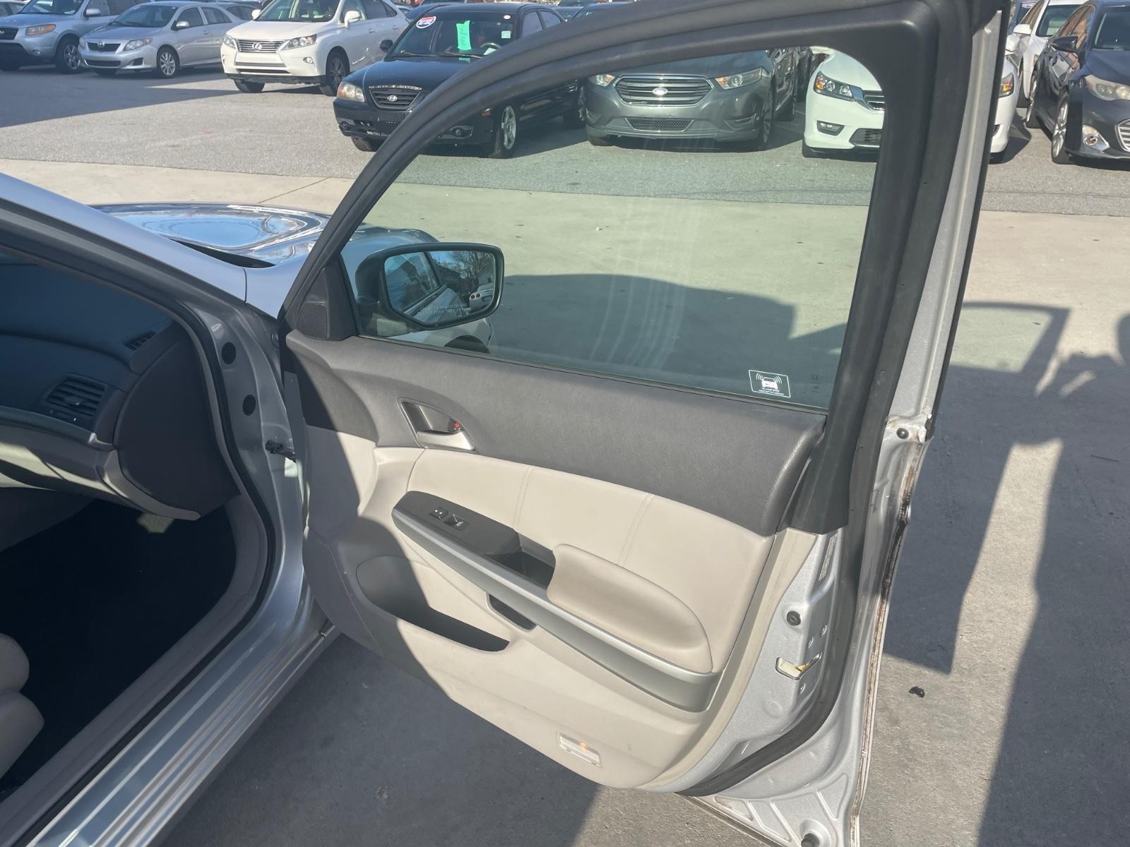 Honda Accord Sedan Vehicle Full-screen Gallery Image 5