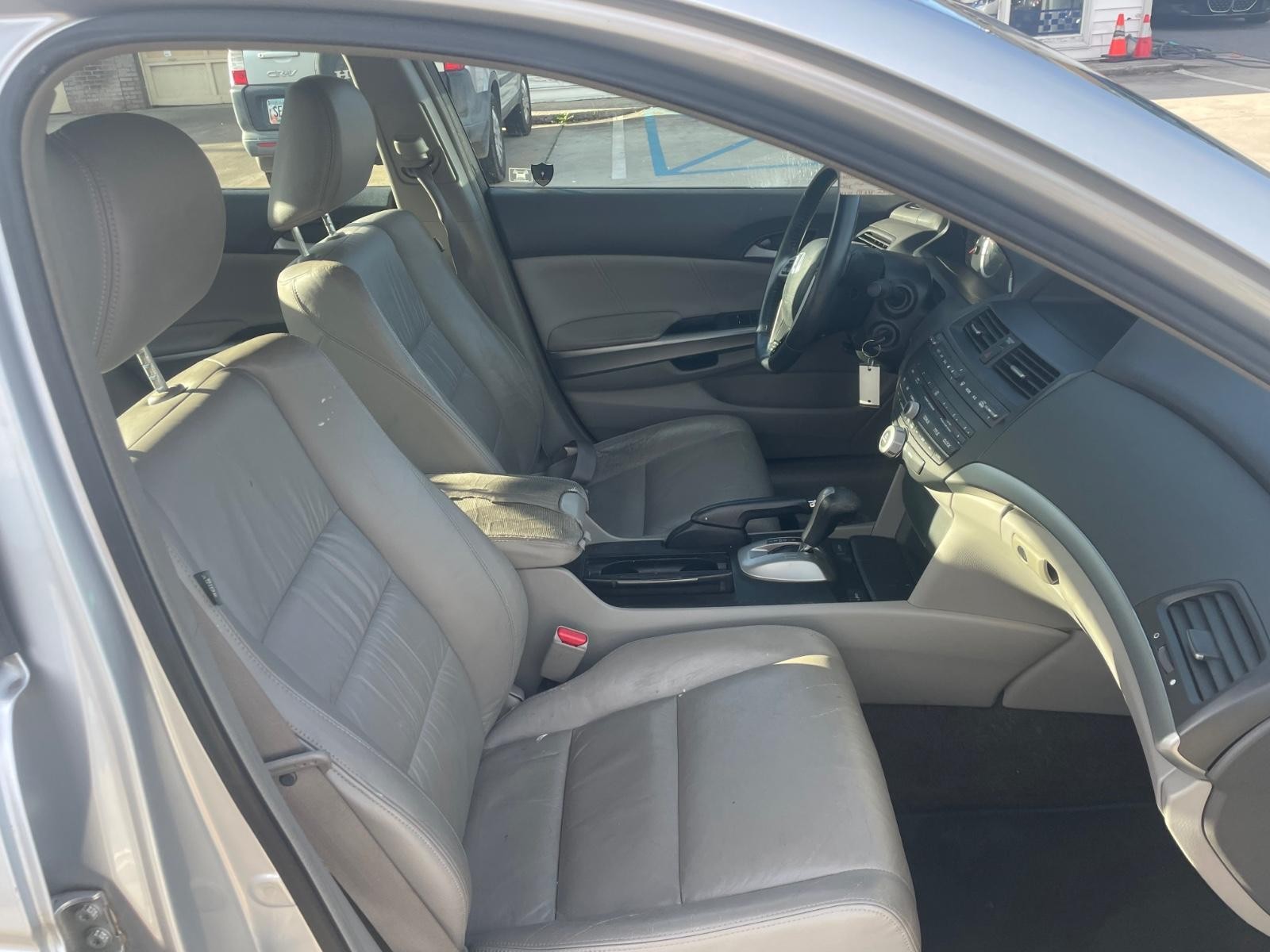 Honda Accord Sedan Vehicle Full-screen Gallery Image 7