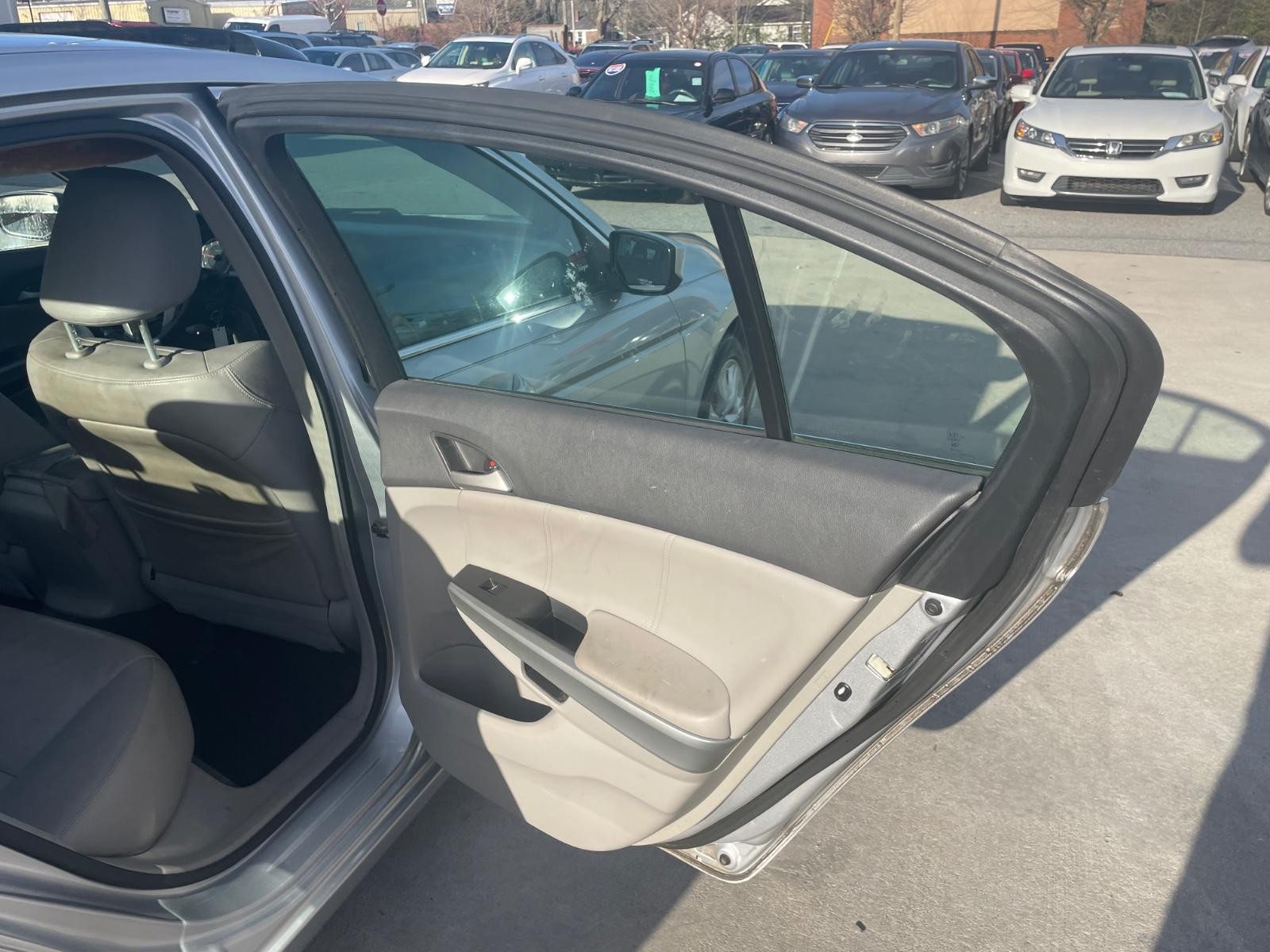 Honda Accord Sedan Vehicle Full-screen Gallery Image 8