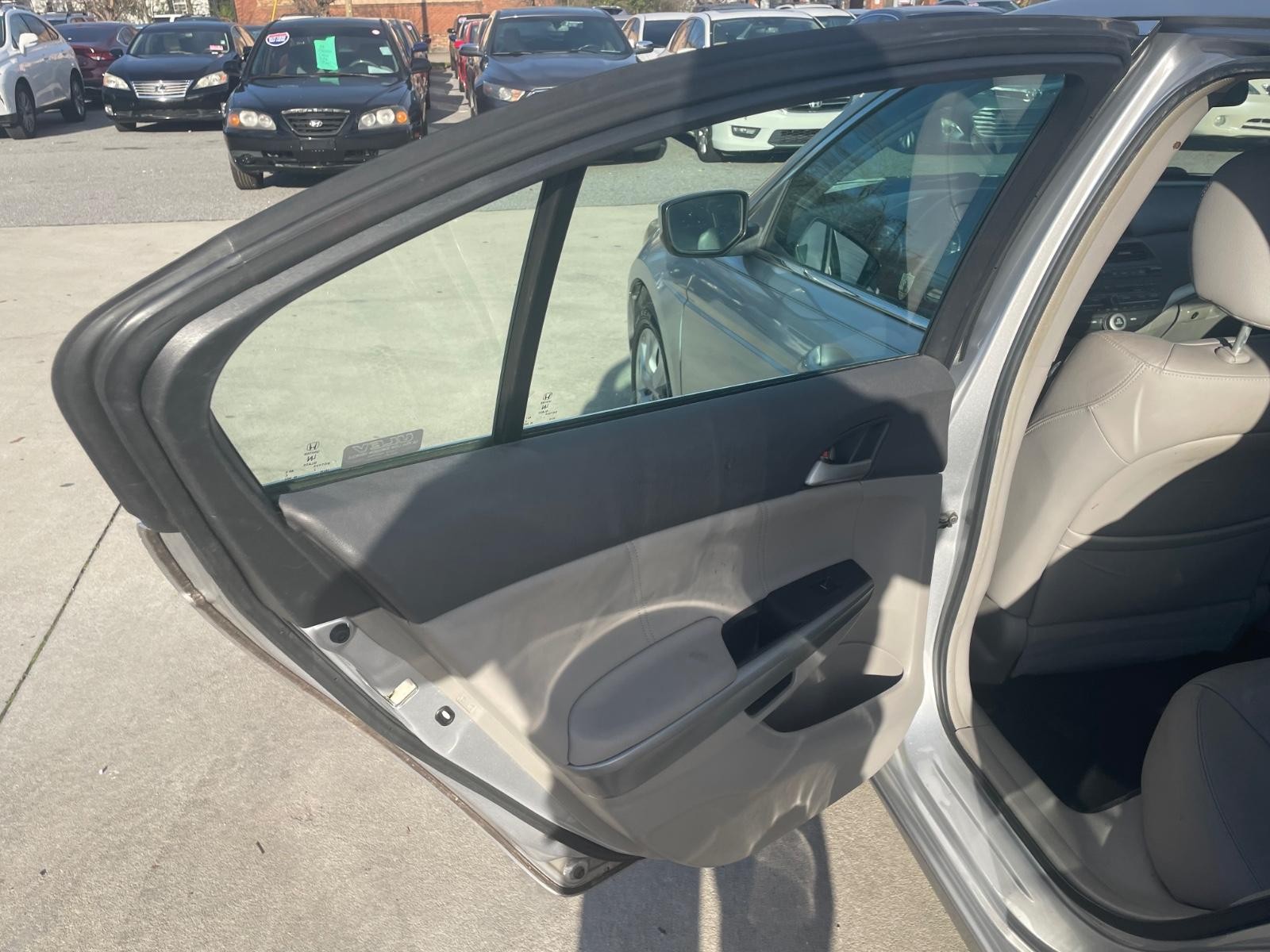 Honda Accord Sedan Vehicle Full-screen Gallery Image 13