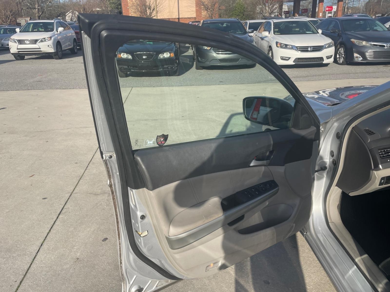 Honda Accord Sedan Vehicle Full-screen Gallery Image 14