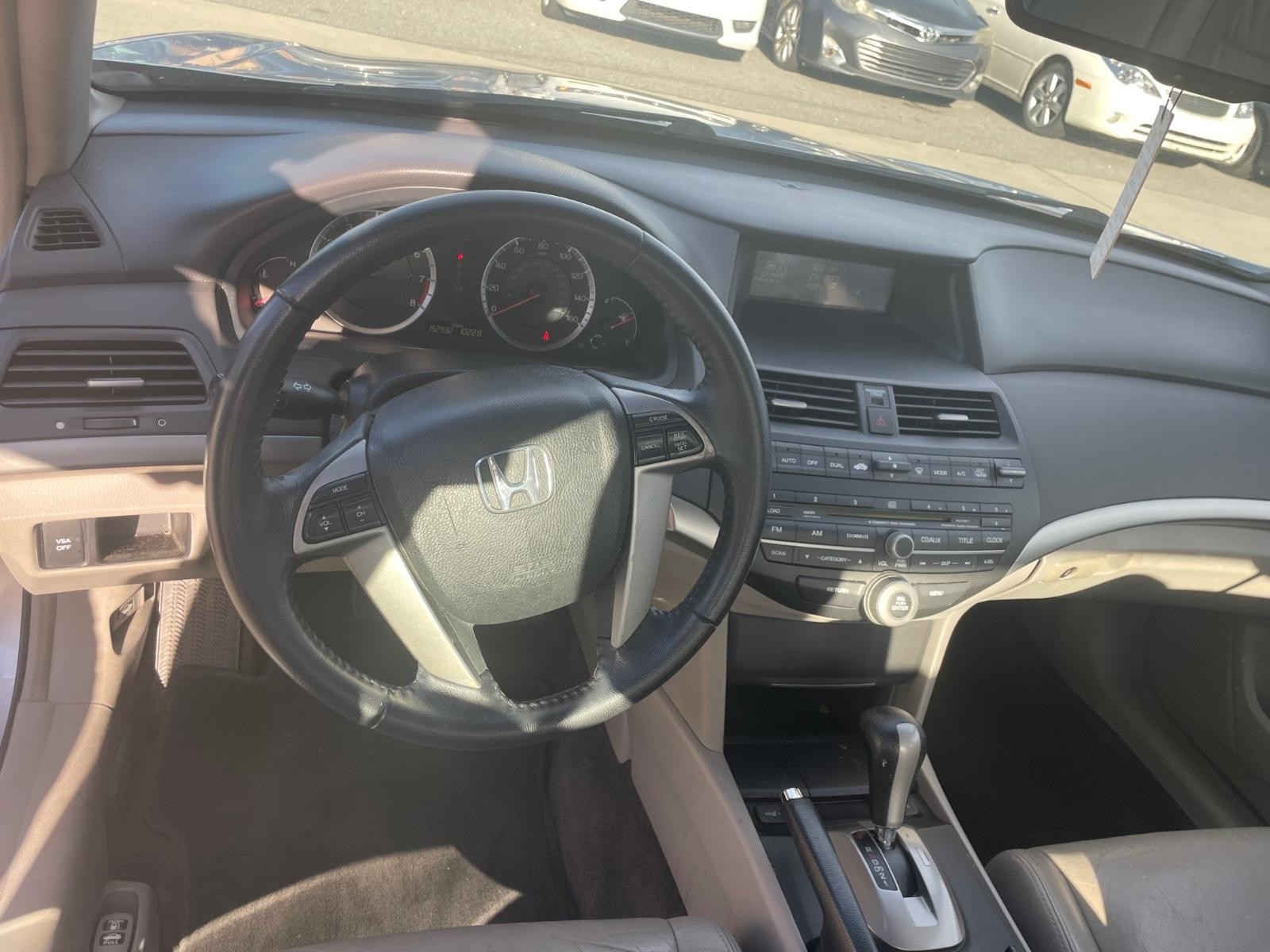 Honda Accord Sedan Vehicle Full-screen Gallery Image 16