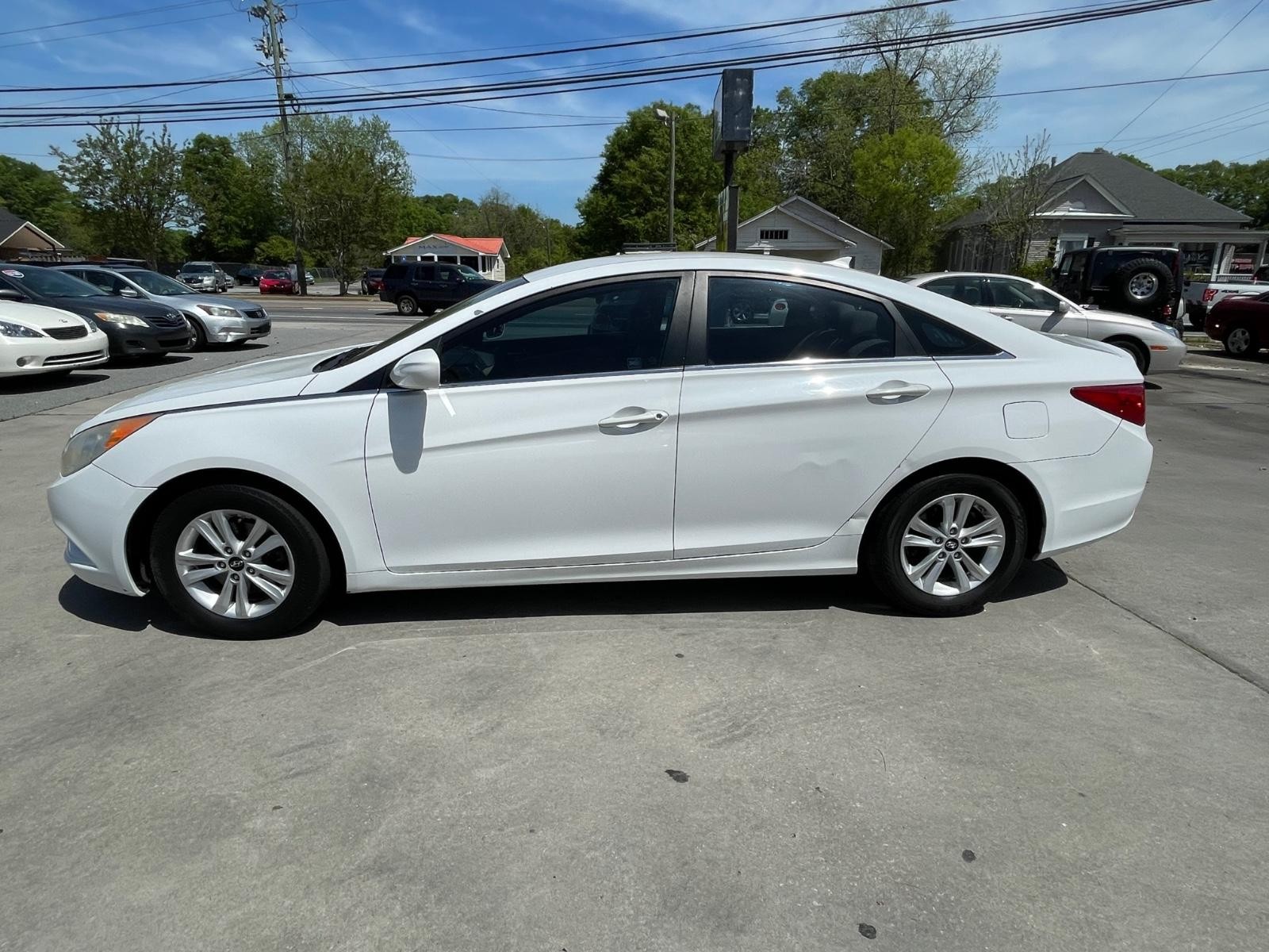 Hyundai Sonata Vehicle Full-screen Gallery Image 3