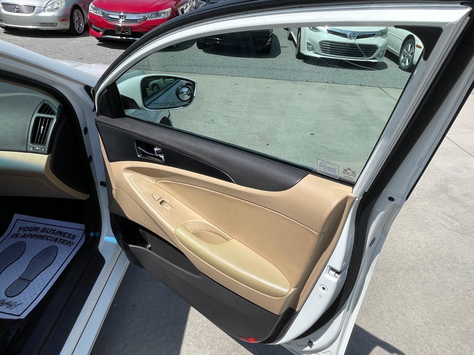 Hyundai Sonata Vehicle Full-screen Gallery Image 6