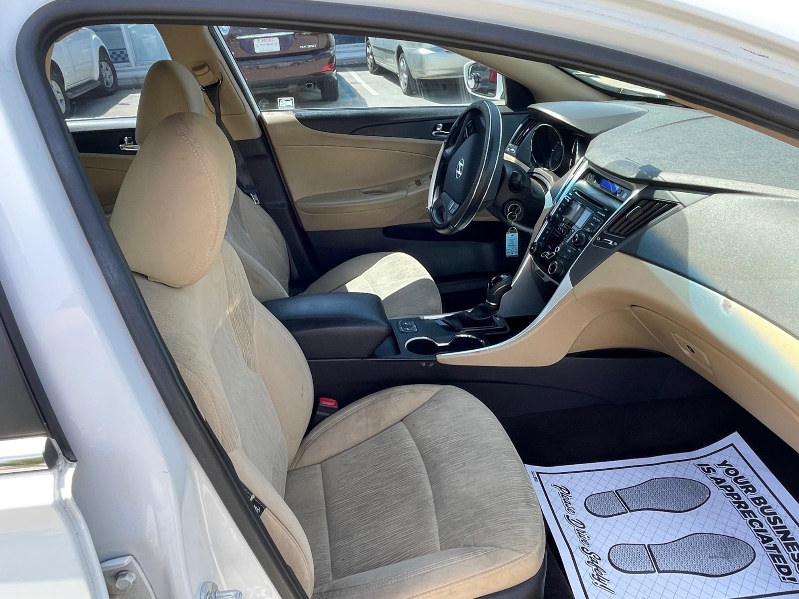 Hyundai Sonata Vehicle Full-screen Gallery Image 7